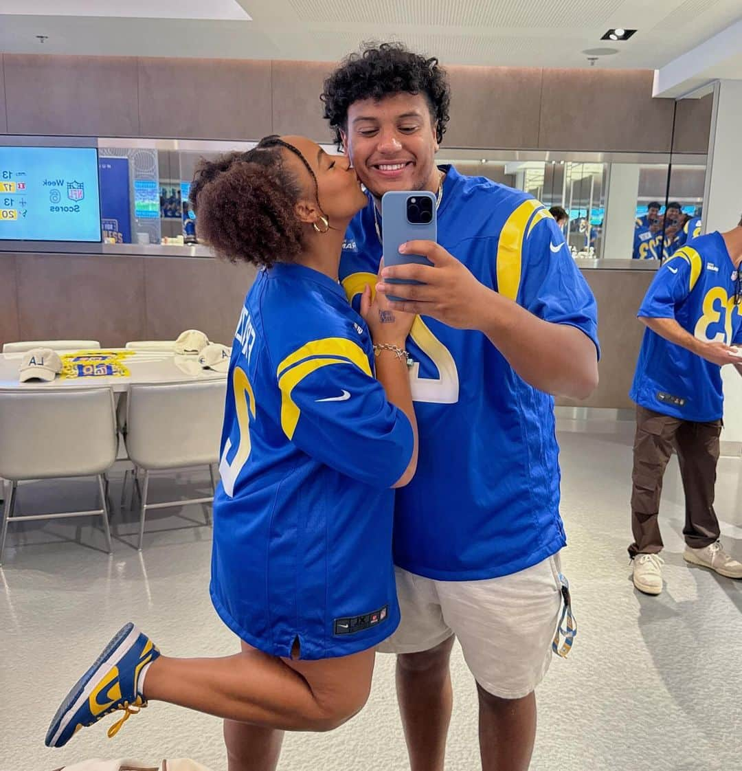 Nia Sioux Frazierさんのインスタグラム写真 - (Nia Sioux FrazierInstagram)「first rams game was a success🏈💙💛」10月17日 9時25分 - niasioux