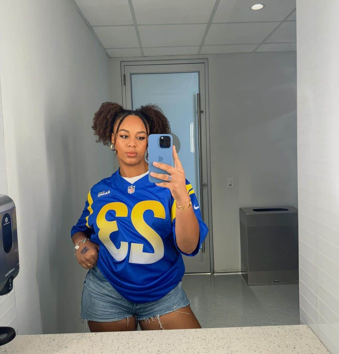 Nia Sioux Frazierさんのインスタグラム写真 - (Nia Sioux FrazierInstagram)「first rams game was a success🏈💙💛」10月17日 9時25分 - niasioux