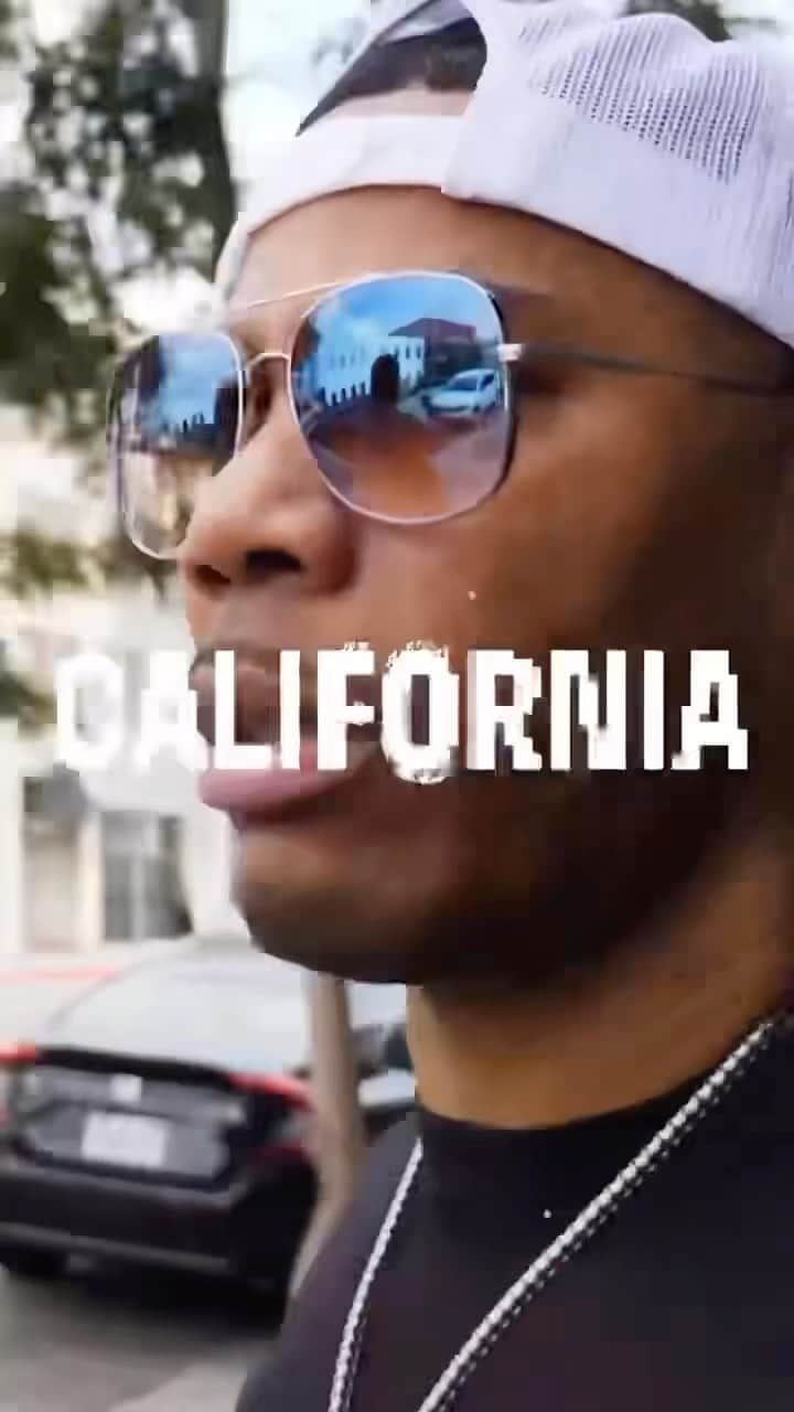 のインスタグラム：「Cali its official!!!! @drinkmoshine just touched down!!!! Go grab your bottles today and let’s get it poppin’.  #LetMoFlo #DerrtyYear」