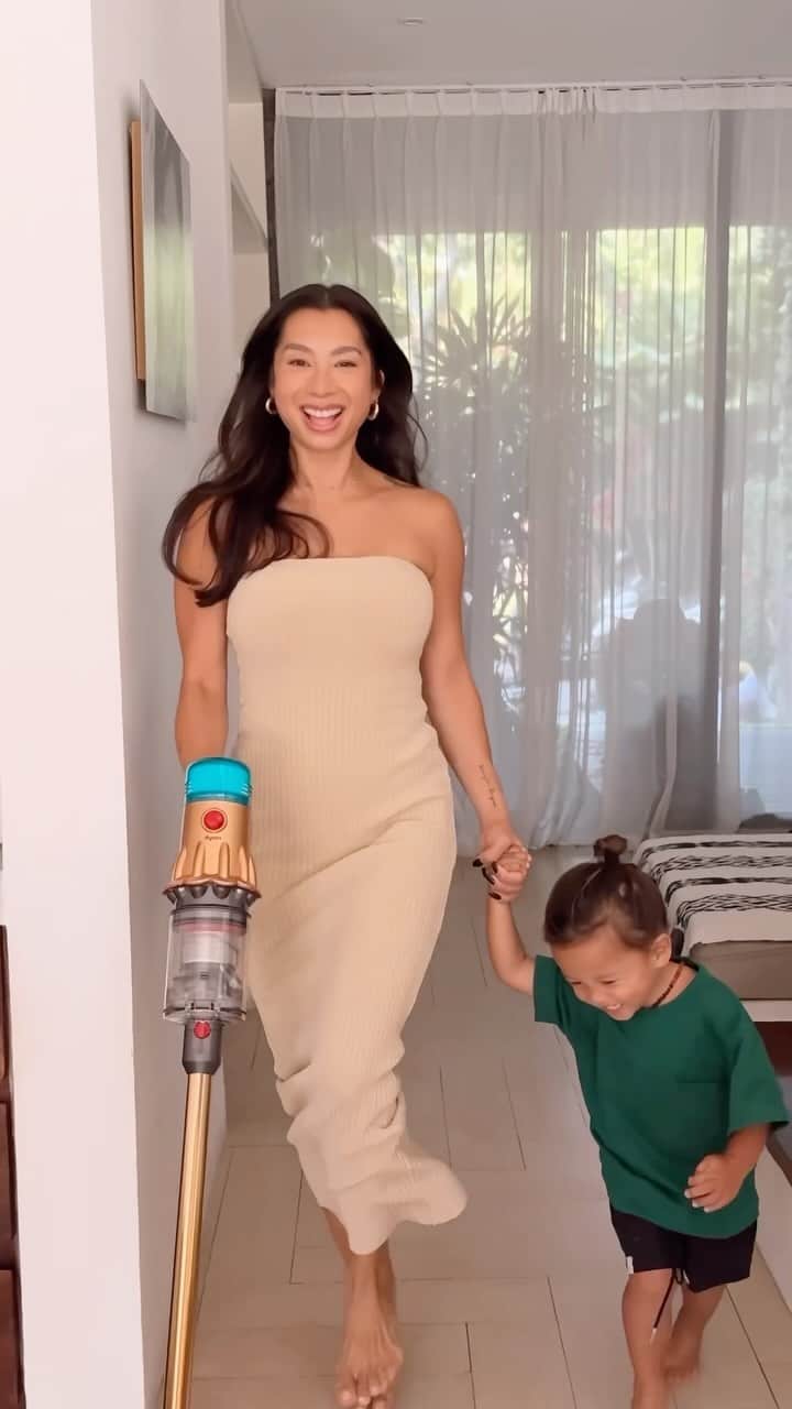 のインスタグラム：「Selamat pagiiiii ☀️ semangat guys hari ini hari yang sangat baik ❤️ And of course I love the never ending toy mess, dishes, cooking, vacuuming etc. 🤣🤣🤣🤣 #momlife  . . Got inspired by @alicenorin 🥹 you gotta check out her version 😅 Soo good !!」