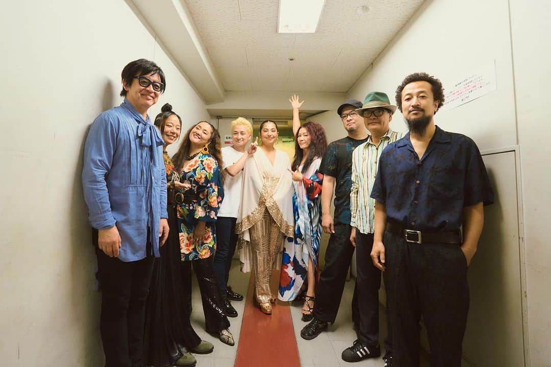 福原美穂のインスタグラム：「15周年お力添えいただいた全ての皆様に感謝です🥲 写真見たら嬉しくて泣けてきます。笑  マキさん、いつも素敵な背中をみせてくださり、ありがとうございます😭 @makiohguro  今回ライブは初めてのNaotoさん😍MCも音楽も素敵でした💓またゆっくり👍 @naoto_poper   そしてメンバー ごいすーすぎて近くにあまり寄れなかったけど、 @takashinumazawa.official 沼澤さん、ビルボード公演は近寄りに行きます笑  ベースの大神田さん😆 今回叶わずのテキーラナイトいつかやりましょ！　@_tomobass  そして大好きな森さん😍 森さんがいるとなんか親戚感、安心😮‍💨　@toshiyuki_mori_official  そして逞しいコーラスの2人！　@maru_firelily  @lyn_inaizumi  バンマスオオニシさん！😍改めて感謝です。　@samuraiguitar0911   昨日のヘアメイクはレジェンダリー小野さん　@onoakemi9 AIちゃんツアーでも忙しいですがその他も！大阪まで駆けつけてくれました。大好きな尊敬するヘアメイクさんです😍  そしてライブチーム @livelovers_official  いつもありがとうございます！  そして！大阪の皆さん！ 暖かい声援、眼差し、愛の交換本当に嬉しかったです♪またこれを続けて元気に頑張りましょー☘️  次は再来週末の北海道平取アコースティックでいきます！ そして追加公演は11/8東京ビルボードです🙏  Love you guys Thank you  for supporting me. You are my reason to sing today and tommrow.  #15thanniversary」