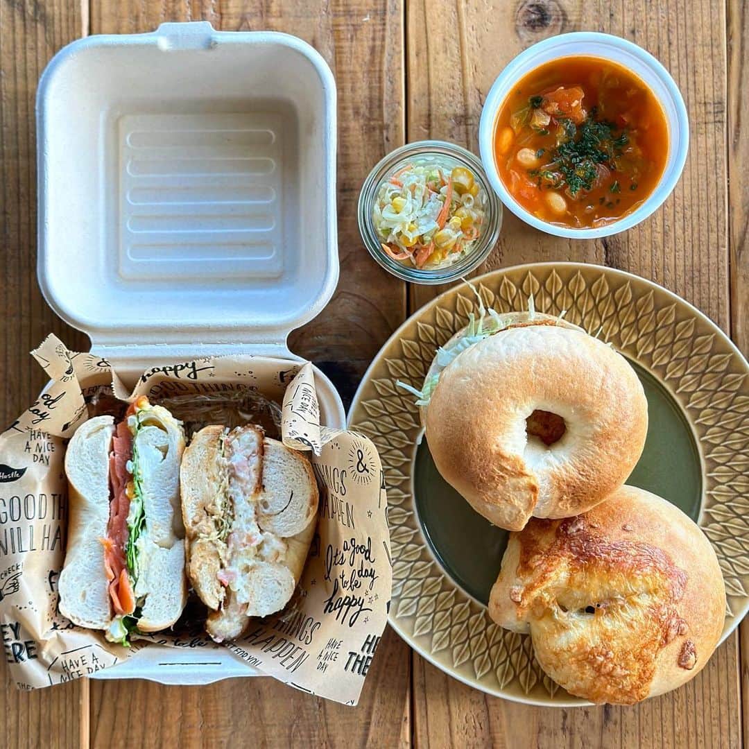 Atsukoのインスタグラム：「今日のお弁当 2023.10.17  クリチサーモンタマゴサンド エビクリームコロッケサンド ミネストローネ コールスロー  全部カタカナだwww 朝からベーグル焼いてお弁当に。 サーモンサンドとコロッケサンドは娘と半分こで。  プレートのコロッケサンドとウインナーチーズベーグルは実家用に！」