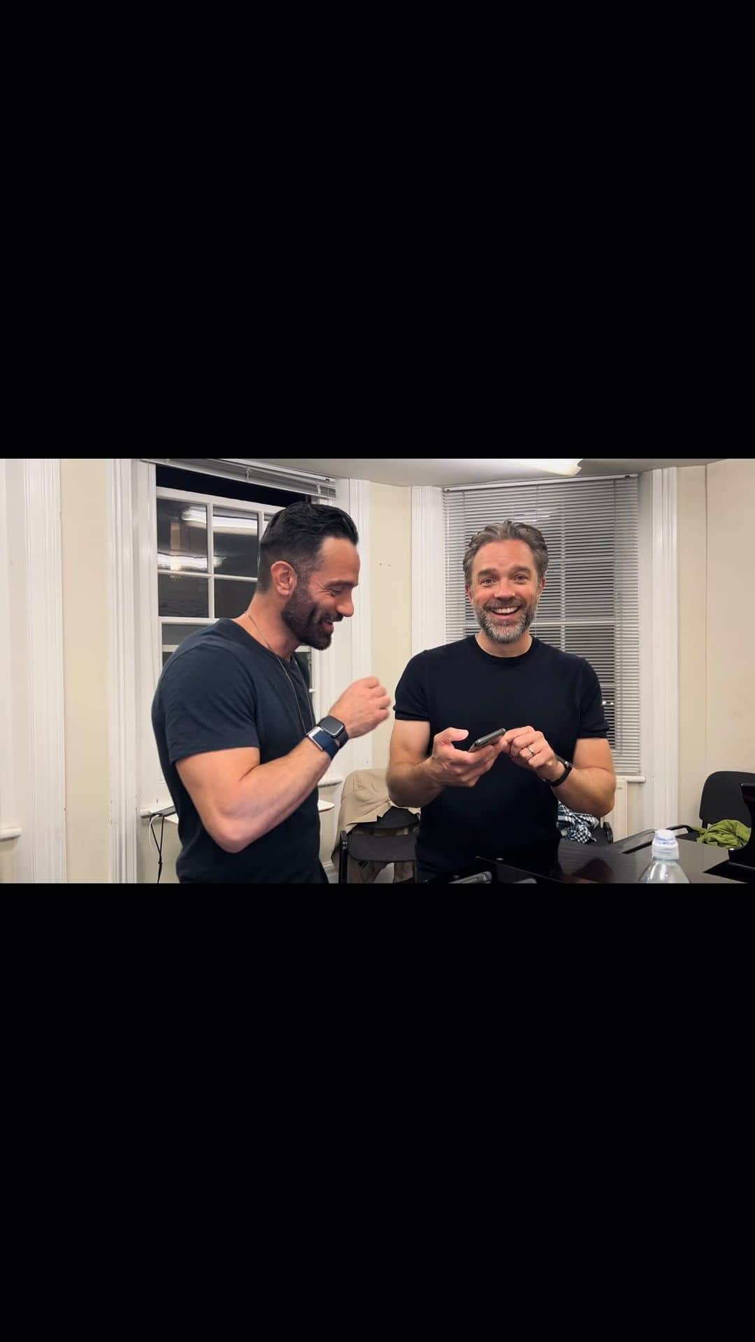 ラミン・カリムルーのインスタグラム：「What IS a set list?!  @hadleyfraser #rehearsals」