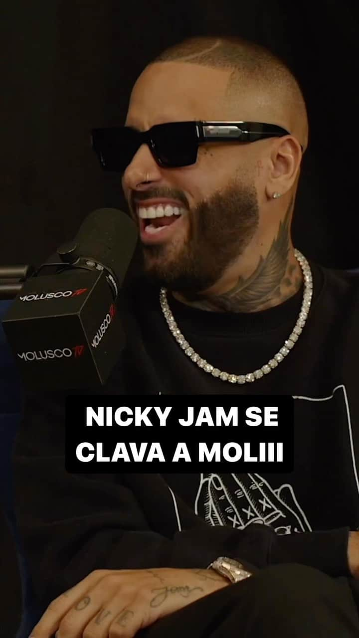 NICKY JAMのインスタグラム：「PUÑ*TAAAA CAÍ FUCK*NG DE NUEVOOO 🤬🤬🤬 Este cabrón de @nickyjam me cogió dormido en los 3 segundos 🤣 Entrevista épica en #MoluscoTV」