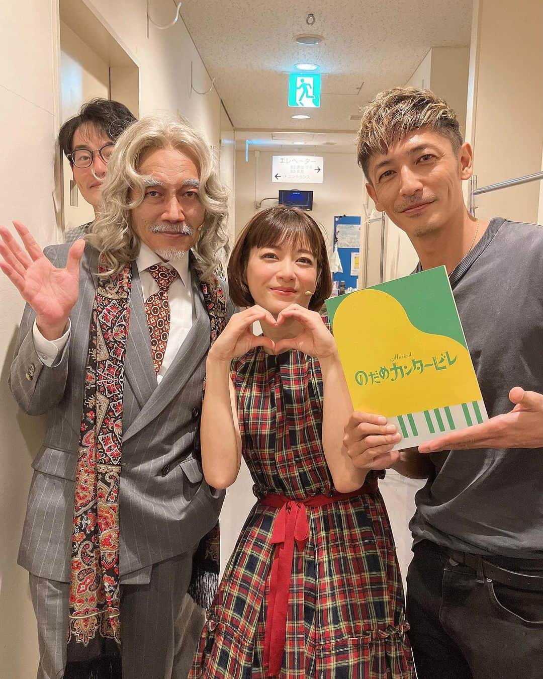 上野樹里さんのインスタグラム写真 - (上野樹里Instagram)「今日はVIPなゲストが‼️（10/16.マチネ） 玉木宏さんです。折り返しの日に😆 元気満タンになりました🥰 「よくやってるよ」って。「懐かしくて 思い出して 涙が出たよ」って。 差し入れまで、はうん〜💕 ありがとうございマス😭  最後の1枚は、のだめからドラマファンの方へ、サービスカットです🥰🫶（本当はレミさんたちがいるけどトリミングでツーショットに🤣）  #のだめカンタービレ #玉木宏 #近藤公園 #なだき武  #竹中直人 #三浦宏規」10月17日 9時23分 - _juri_art_