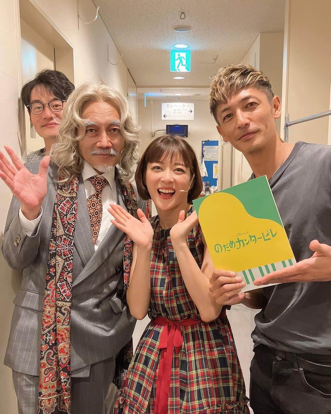 上野樹里さんのインスタグラム写真 - (上野樹里Instagram)「今日はVIPなゲストが‼️（10/16.マチネ） 玉木宏さんです。折り返しの日に😆 元気満タンになりました🥰 「よくやってるよ」って。「懐かしくて 思い出して 涙が出たよ」って。 差し入れまで、はうん〜💕 ありがとうございマス😭  最後の1枚は、のだめからドラマファンの方へ、サービスカットです🥰🫶（本当はレミさんたちがいるけどトリミングでツーショットに🤣）  #のだめカンタービレ #玉木宏 #近藤公園 #なだき武  #竹中直人 #三浦宏規」10月17日 9時23分 - _juri_art_