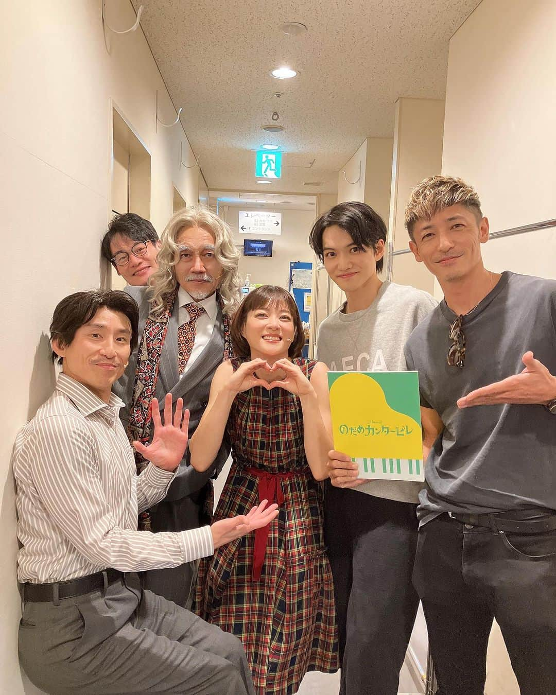 上野樹里のインスタグラム：「今日はVIPなゲストが‼️（10/16.マチネ） 玉木宏さんです。折り返しの日に😆 元気満タンになりました🥰 「よくやってるよ」って。「懐かしくて 思い出して 涙が出たよ」って。 差し入れまで、はうん〜💕 ありがとうございマス😭  最後の1枚は、のだめからドラマファンの方へ、サービスカットです🥰🫶（本当はレミさんたちがいるけどトリミングでツーショットに🤣）  #のだめカンタービレ #玉木宏 #近藤公園 #なだき武  #竹中直人 #三浦宏規」