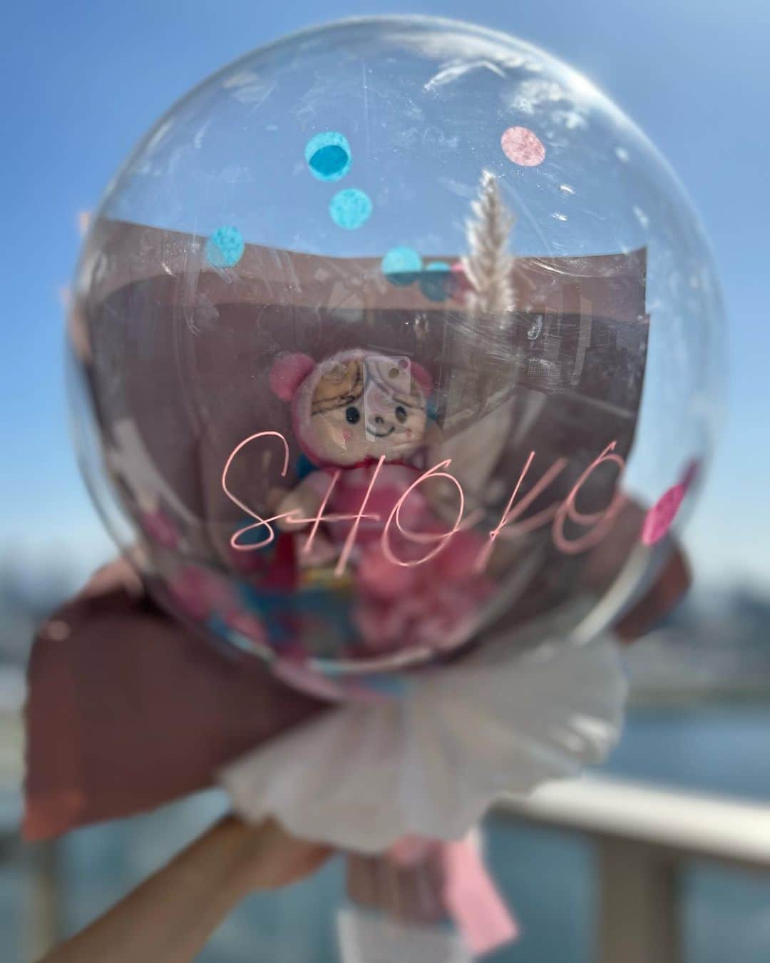 のインスタグラム：「あと100日👶🏼 サプライズバルーン🎈が届きました‼︎  坊やが箱を運んできて📦 パパは恥ずかしいみたいで この様子をこっそり角から聞いてた🤭 本当に2人目はバタバタ 毎日過ぎていく気がします🤰  お腹もお兄ちゃんの声が聞こえるのか胎動も激しい気がします🦵✨ 出産はやっぱり日が近づくとこわいのですが、 周りのママ友ちゃんが 2人きょうだいいる方が多くってきっと大変なんだろうけど色々幸せエピソードを教えてくれるから楽しみ💕」