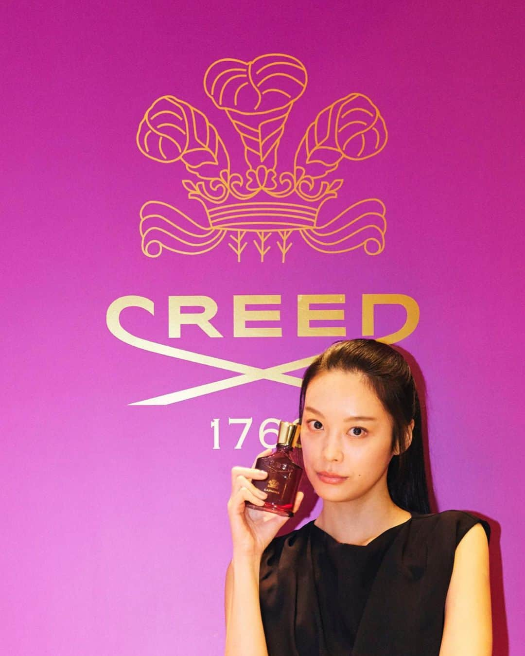 イーランのインスタグラム：「Have you tried this one?😊 @creedfragrance からの新しいフレグランス CARMINA  #Creed #HouseOfCreed #ハウスオブクリード   ローズとブラックチェリーをブレンド🍒🌹。ムスクのような香りが洗練された印象を与え、これからのシーズンにぴったりです。カーミーナの心地よいエレガンスを、ぜひコレクションに🥰」