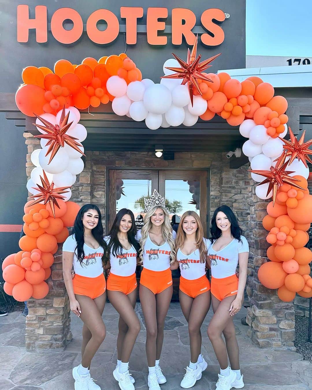 Hootersのインスタグラム：「Our newest nest is open 👀Welcome @hooterselpasoeast 🍻🍗」