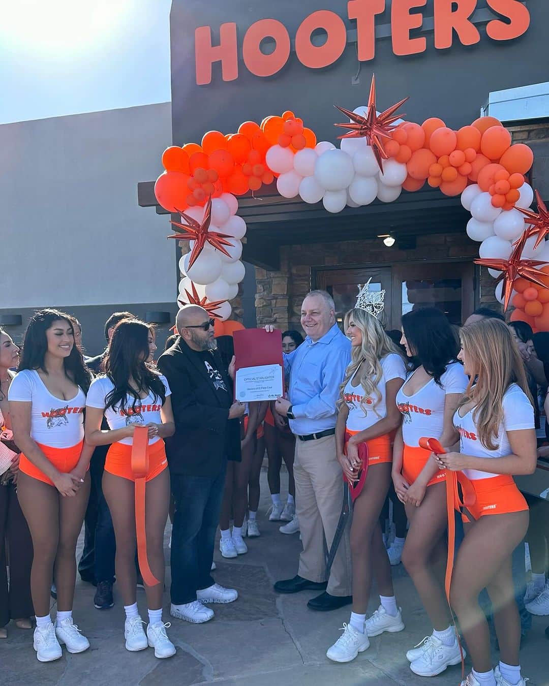Hootersさんのインスタグラム写真 - (HootersInstagram)「Our newest nest is open 👀Welcome @hooterselpasoeast 🍻🍗」10月17日 9時35分 - hooters