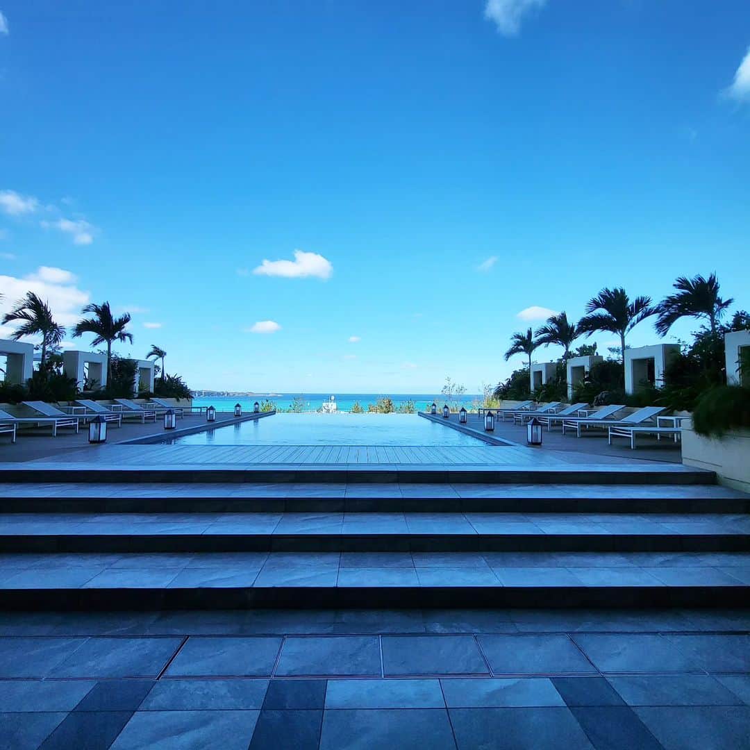 yuina.ushio ueharaのインスタグラム：「. 予定つめつめで 朝方チェックインした @okinawa.hiyorioceanresort   お部屋めっちゃ広いのに さよぴと韓国ドラマ見ながら 二人でソファーで寝落ちしてしまった😂  翌朝は最高なロケーションで起床☀️ さよぴはサウナへ🧖‍♀️  朝御飯が日本一に選ばれたらしく 今回行けなかったので 今度リベンジしよ！  短い滞在時間だったけど ゆっくりできました❤️  たまにはこんな時間も必要だね🥰  → @_loveokinawa_ にのせました✌️ #hiyorioceanresortokinawa  #ヒヨリオーシャンリゾート沖縄」