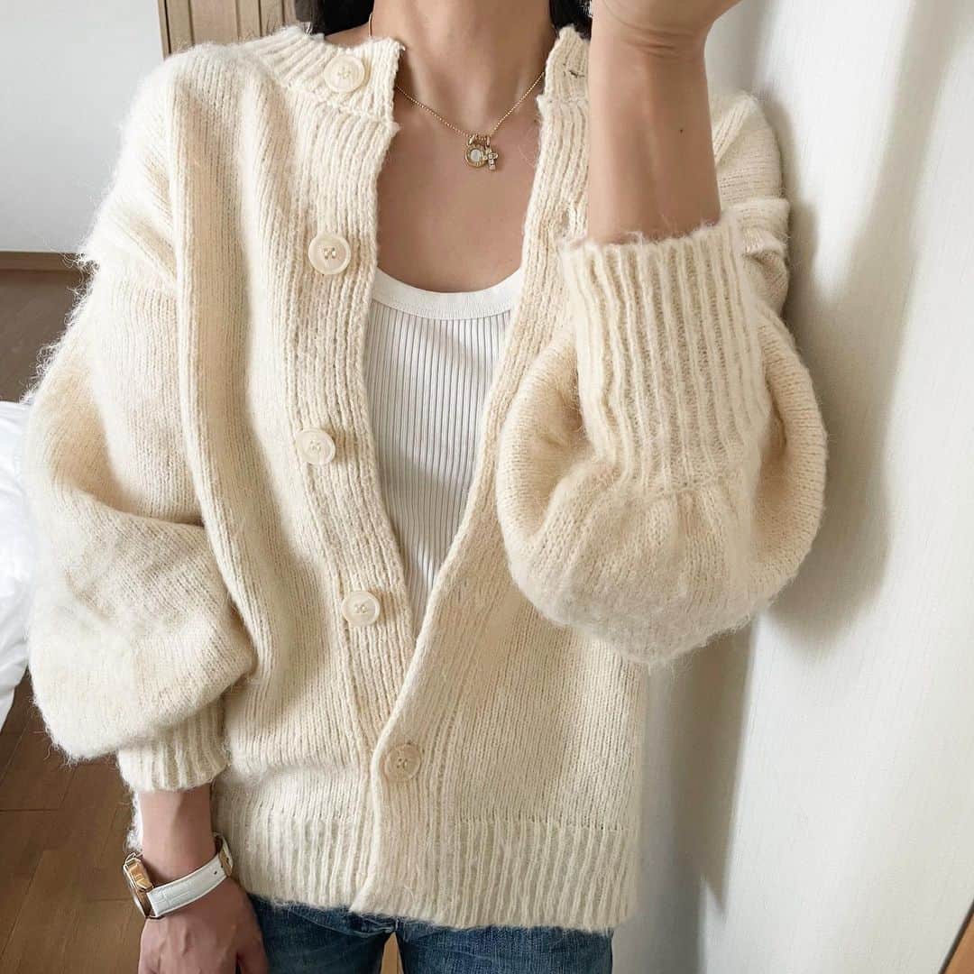 eve_mi_nのインスタグラム：「+ ニットの季節🍂 カーデタイプだと中に着るもので調節出来るから便利✨ モヘアっぽい素材だけどチクチク感無しで タンクトップの上に着ても大丈夫でした。  デニムを着ても暑くない気温が ほんと嬉しい☺️良い季節🍂🍠🌰  tops: @louere.official denim:#yanuk bag:#beautifulpeople  #louere#ヤヌーク#ボリュームスリーブニット#デニムコーデ#simple#シンプルコーデ#大人カジュアル#ponte_fashion#locari#タイアップ」