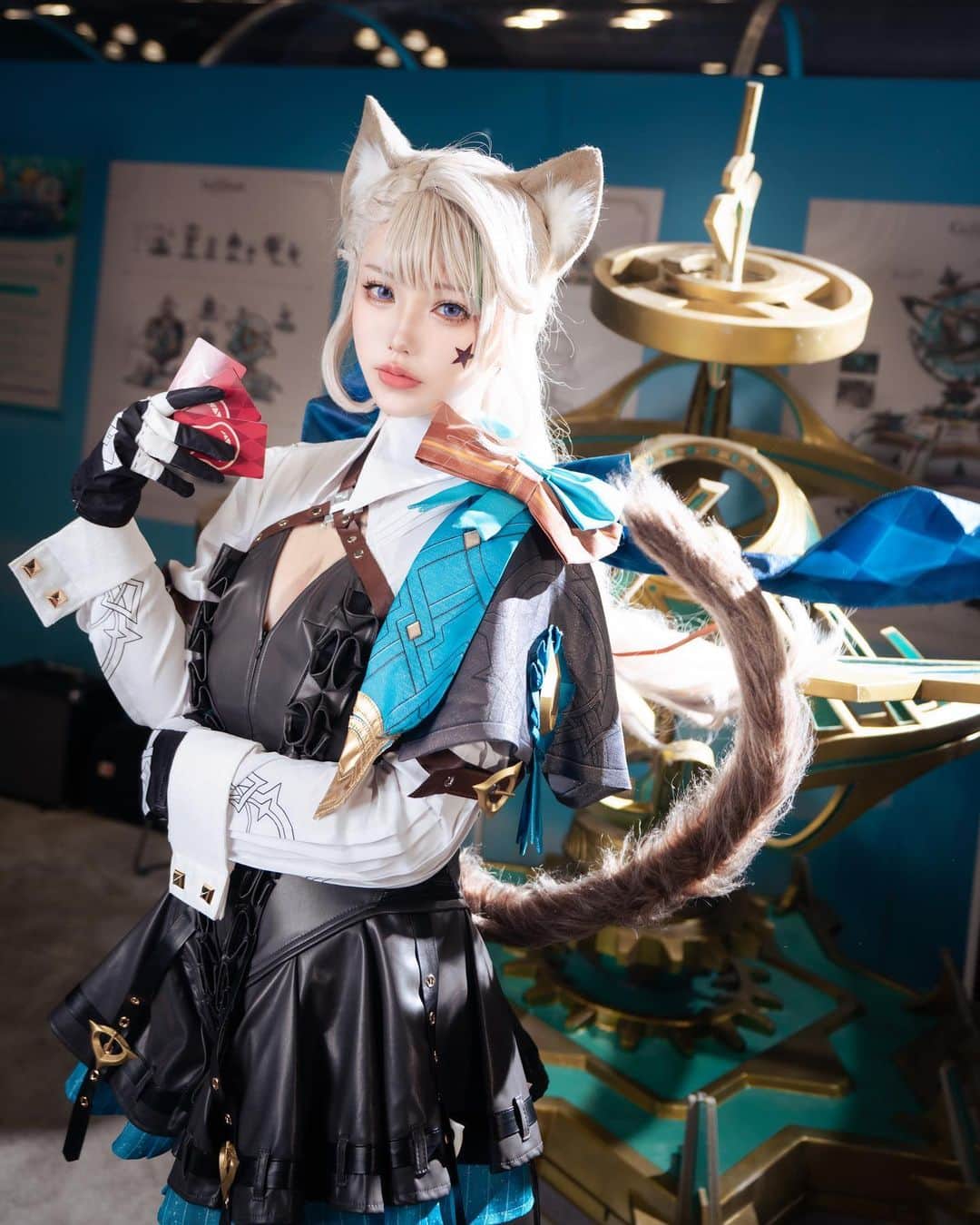犬神洛洛子のインスタグラム：「Lynette cosplay at NYCC!! Thanks for coming to the booth I’m super happy to meet so many new friends🥺really had a wonderful weekend ✨  Photographer @bunnytuan_studio  #genshinimpact #fontainenycc」