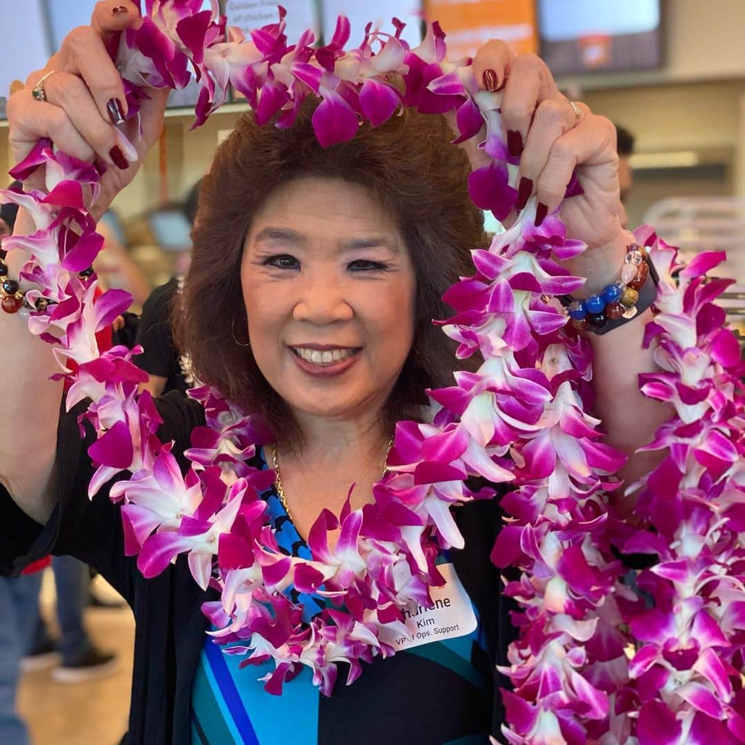 Zippy's Restaurantsのインスタグラム：「808 TO THE 702! SCENES FROM THE ZIPPY’S LAS VEGAS GRAND OPENING! 🌴🍗🍜🍽️🎰  Last week, I was invited by the awesome (AWESOME!) Zippy’s Team to partake in the grand opening festivities of the new Zippy’s in Las Vegas. On Friday, 10/06 they had a VIP Preview Party with festivities including hula, meet-and-greets and a Zippy’s buffet! At 10:10am on 10/10, Zippy’s officially opened and it was a fun, entertaining affair! So many people showed up and the staff did an amazing job at holding down the fort and of course showcasing the Aloha Spirit! I am beyond grateful to be a #zippysambassador and extremely honored I was able to be a part of this historical moment.   Right now, Zippy’s Last Vegas does have a limited menu, and will be rolling out the full menu throughout the months. Swipe ➡️ for some pics of the festivities! #nextstopzippys」