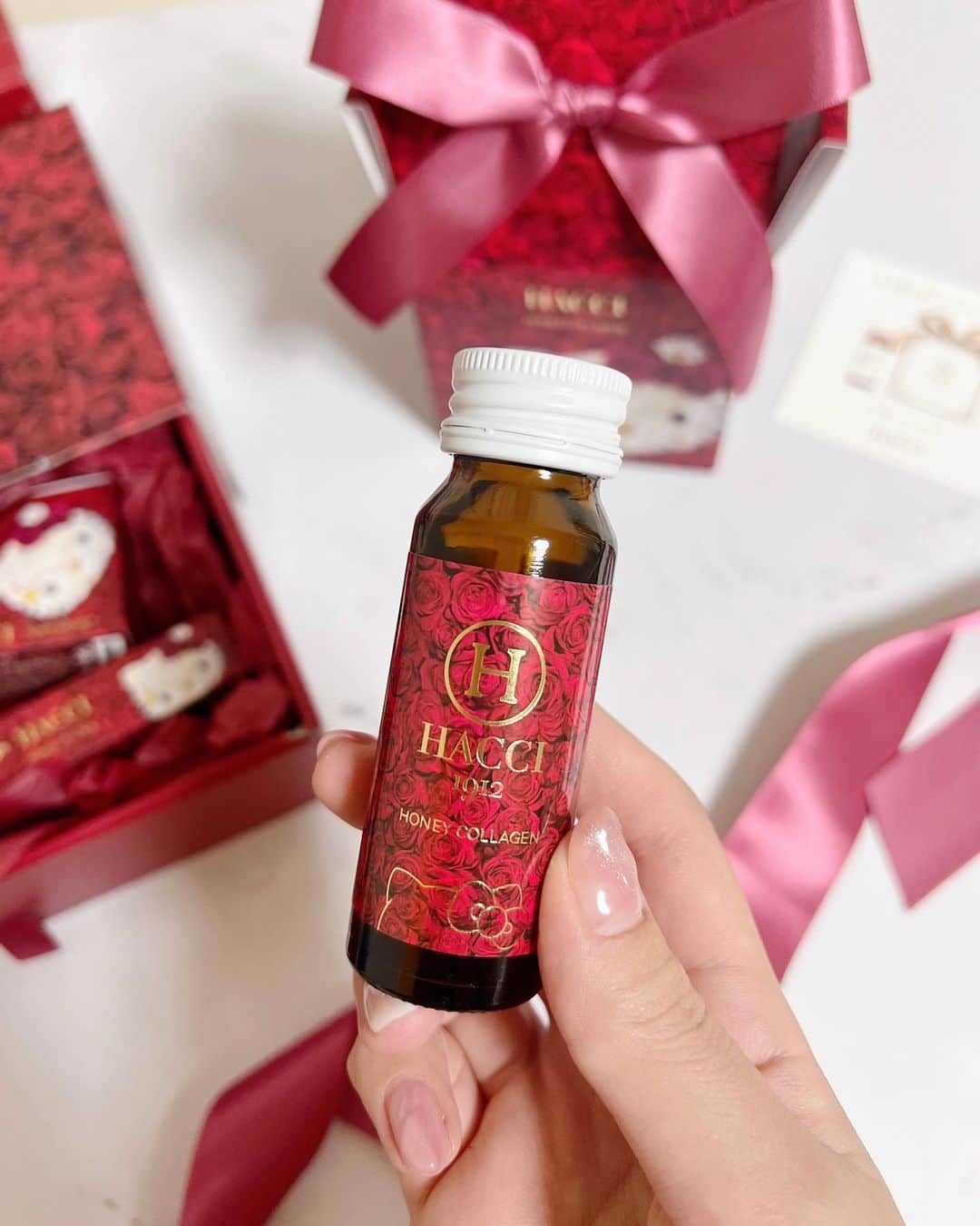 石倉侑芽のインスタグラム：「🐝💝  この間ストーリーで投稿した HACCI×HELLOKITTYの限定BOX🩷 ひと足お先にHACCIさまよりギフトをいただきました🎁  HACCIで人気のドリンクや 洗顔、リップなどがキティちゃんデザインに🥺  HACCIのドリンクは お友達へのギフトにもよく選ぶ🎁 もちろん自分用にも、スペシャルケアとして常にストックしてる🐝  サンリオ大好きなわたしには 夢のようなコラボすぎて感激だった〜🥹🤍  予約販売は10月13日（金）から開始してて 11月1日（水）から店頭発売開始✨  11月からは全国でポップアップも開催するみたい💕 どんな可愛い空間になるんだろう‥ 楽しみすぎる🤍  #gifted#PR#hacci#haccixhellokitty#hellokitty#HATTY#ハローキティコラボ」