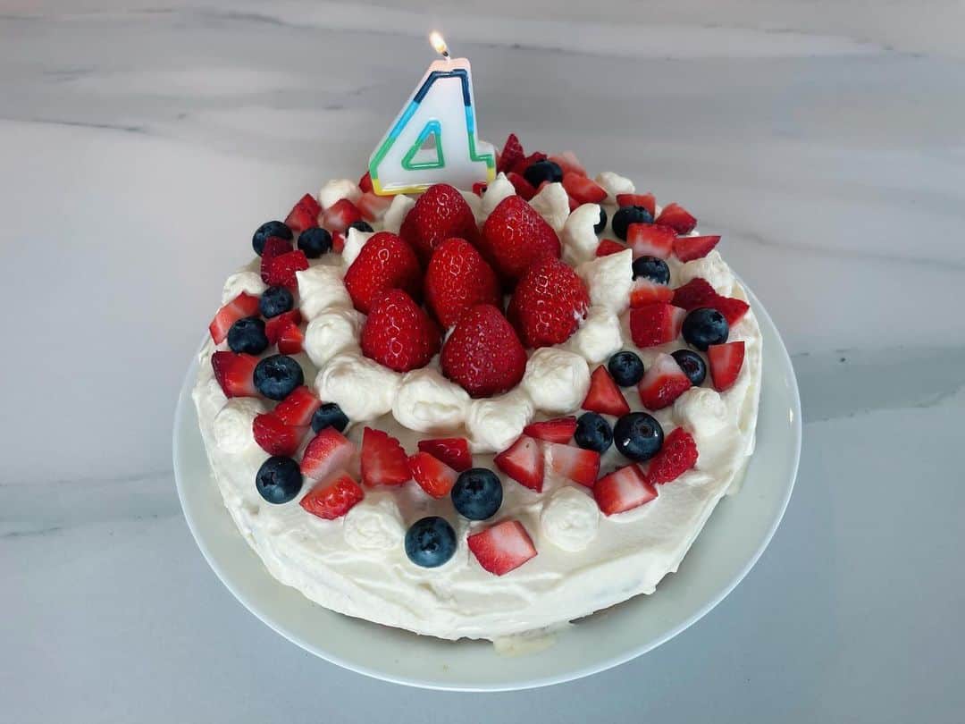 絢香のインスタグラム：「次女4歳🎉 毎日、笑いと幸せをありがとう❤️  誕生日ケーキ 初めて焼いた😳 スポンジがもうちょいフワフワだったらよかったなぁ〜 誰か教えてください😅  #誕生日 #おめでとう」