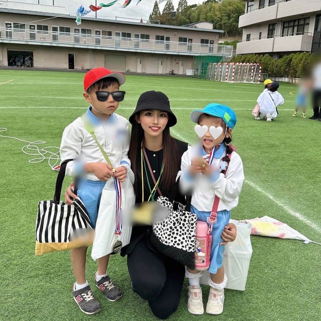河田玲緒奈のインスタグラム：「. . 先日は幼稚園の運動会🎌☀️ . 長男は4年間の集大成！！笑 リレーに意気込んで当日 沢山の人を泣かせた息子でした🤣 悔しい気持ちをした倍 強くなると私は信じてます🙏🏼✨ 組立体操も団体演技も感動で 最後はボロボロだった私の顔面😇 アプリでお許しくださいww . 長女は2回目の運動会で 恥ずかしがってたけどかけっこは一番で ダンスも可愛かったなあ💕 . おつかれさま😌✨」