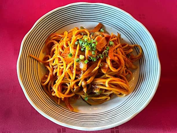 のインスタグラム：「横浜市中区山下町のカフェ・ド・ラペで横浜発祥のスパゲティーナポリタンウマウマウー☆最近ではナポリタンが横浜発祥でない論調ですが☆これは横浜の味☆ケチャップでもトマトソースでもない☆レストランのナポリタン☆サラダのドレッシングがコーン味なのも懐かしい☆どこがどう懐かしいかも判らないけれど☆昭和にワープだ♫ #横浜発祥のスパゲティーナポリタン #カフェドラペ #横浜市中区山下町 #産業貿易センター #パスポートセンター #ナポリタン #小野瀬雅生 #onosemasao #ウマウマウー #レストラン #横浜 #昭和にワープだ #ショワショワ昭和 #横浜美味礼賛」