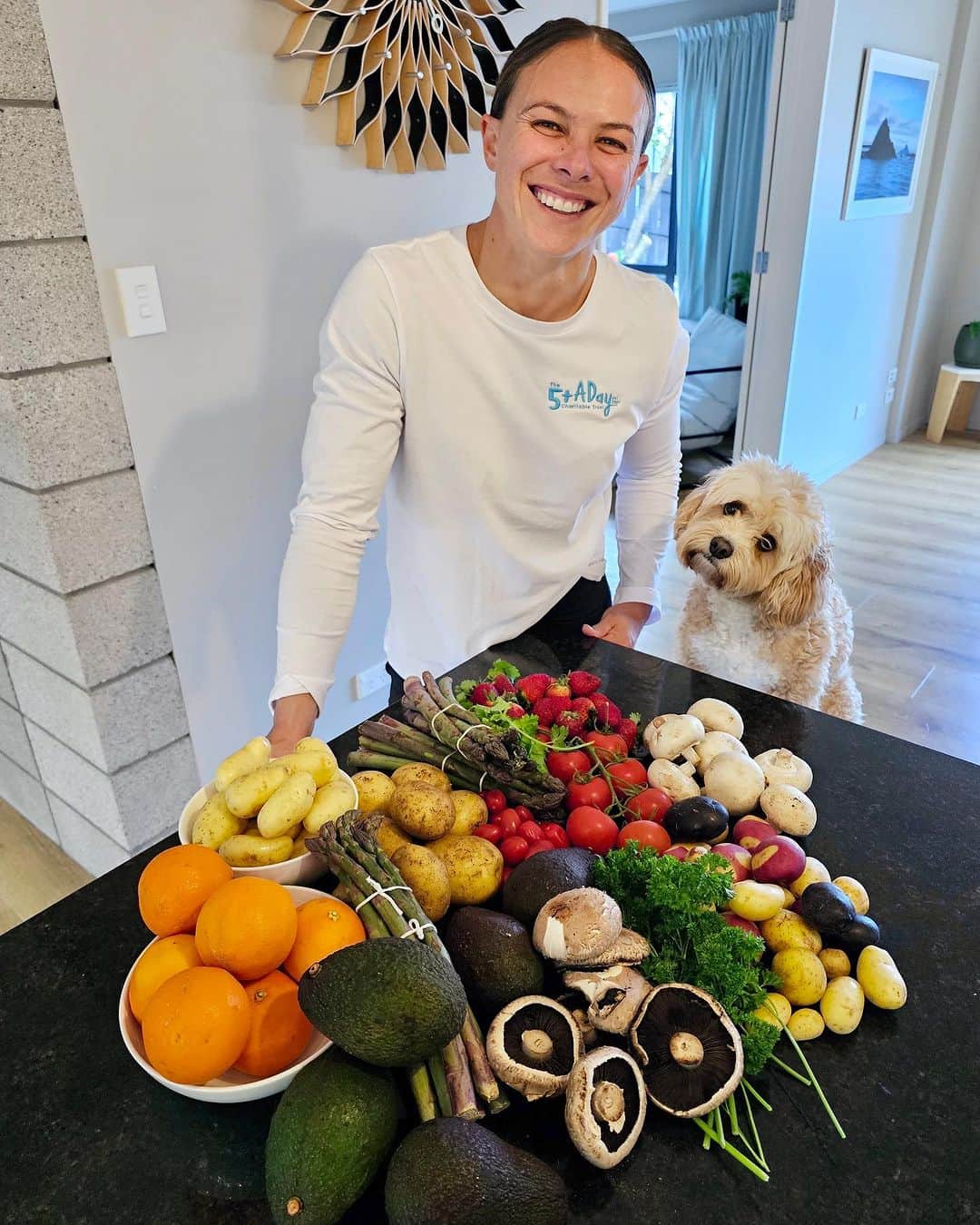 リサ・キャリントンのインスタグラム：「Spring has sprung and I’m not sure who’s more excited - me or Colin?! 🤣 There’s so much goodness in season right now… potatoes, mushrooms, avocados, strawberries, asparagus, tangelos, tomatoes, and an array of fresh herbs.  Choosing these seasonal treats is great for your tastebuds, wallet and health so make the most of them! For creative ways to enjoy New Zealand’s super spring fruit and veges, follow @5adaynz 🥑🍓🍅🥔🌿 #5adaynz #nzspringproduce #ad」