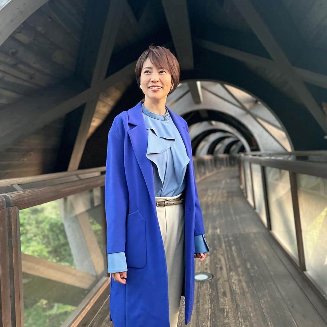 村井美樹のインスタグラム：「先日、#IBCラジオ #神山浩樹ののびのびサタデー #縄文ウォーク のイベントに参加してきました😆  アナウンサーの神山浩樹さんの進行で、御所野縄文博物館の高田館長に解説していただきながら、参加してくださった皆さんと一緒に、 #御所野遺跡 をウォーキング🚶‍♀️✨  当日は快晴で、秋の風を感じながら、自然溢れる縄文遺跡を散策できて、とても心地よかったです☺️  詳しいレポートはブログに公開しています💁‍♀️✨  https://radiko.jp/share/?t=20231014130019&sid=IBC  ※番組はradikoで21日までタイムフリー聴取できますよー！ぜひお聴きください😊  #きききのつりはし #御所野縄文公園 #御所野縄文博物館 #鼻曲がり土面 #はなまがりクッキー   旅こけしは　#田山和泉工人 @tayamaizumi のとんぼえじこ」