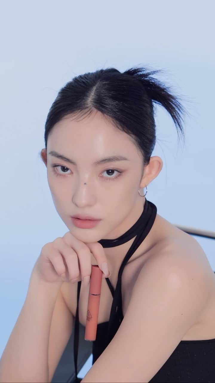 のインスタグラム：「차분한 쿨 톤 메이크업을 위해 탄생한 3CE의 새로운 컬러 조합! 💟  차분한 애쉬가 차가운 온도로 연출되다.  2023.10.18 MUTE YOUR COOL 3CE 애쉬라벤더 에디션 D-1  #3CE #3CESTYLENANDA #3CE스타일난다 #MUTEYOURCOOL #3CE애쉬라벤더에디션」
