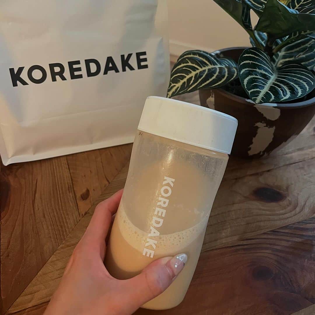 のインスタグラム：「@koredake_official   バタバタしてる朝にぴったりの大好きなプロテイン♡ 毎回色々な味が登場してるんだけど 今回はミルクティー味☕️  腹持ち良くておすすめです🤭  今回もクーポン作って頂いたので 気になる方はぜひ！  coupon code【 MAI389 】 クーポン利用で20%OFFに加えて、 KOREDAKEオリジナルシェーカーをプレゼントしてくれるそうです！このシェイカーも混ぜやすくて使いやすい！  ジム行かなきゃぁぁ！笑  #KOREDAKE #完全栄養食 #pr」