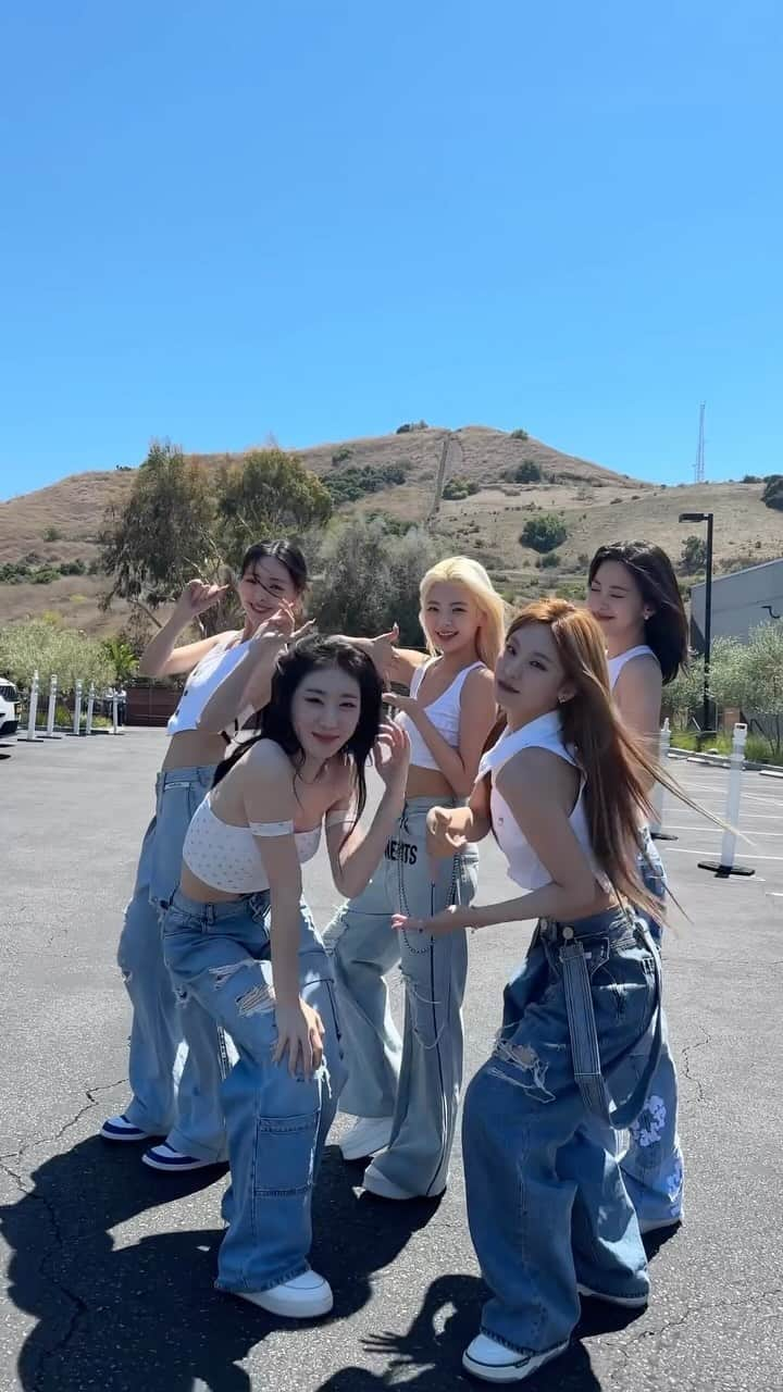 ITZYのインスタグラム：「ITZY #CAKEChallenge in LA ✨  Check out ITZY’s interview with @billboard 🩵 https://youtu.be/C90dWg7PNdI?si=CNE2hmfoQAMbzOGv  #ITZY #MIDZY #ITZY_KILLMYDOUBT #ITZY_CAKE #ITZY_in_Reels」