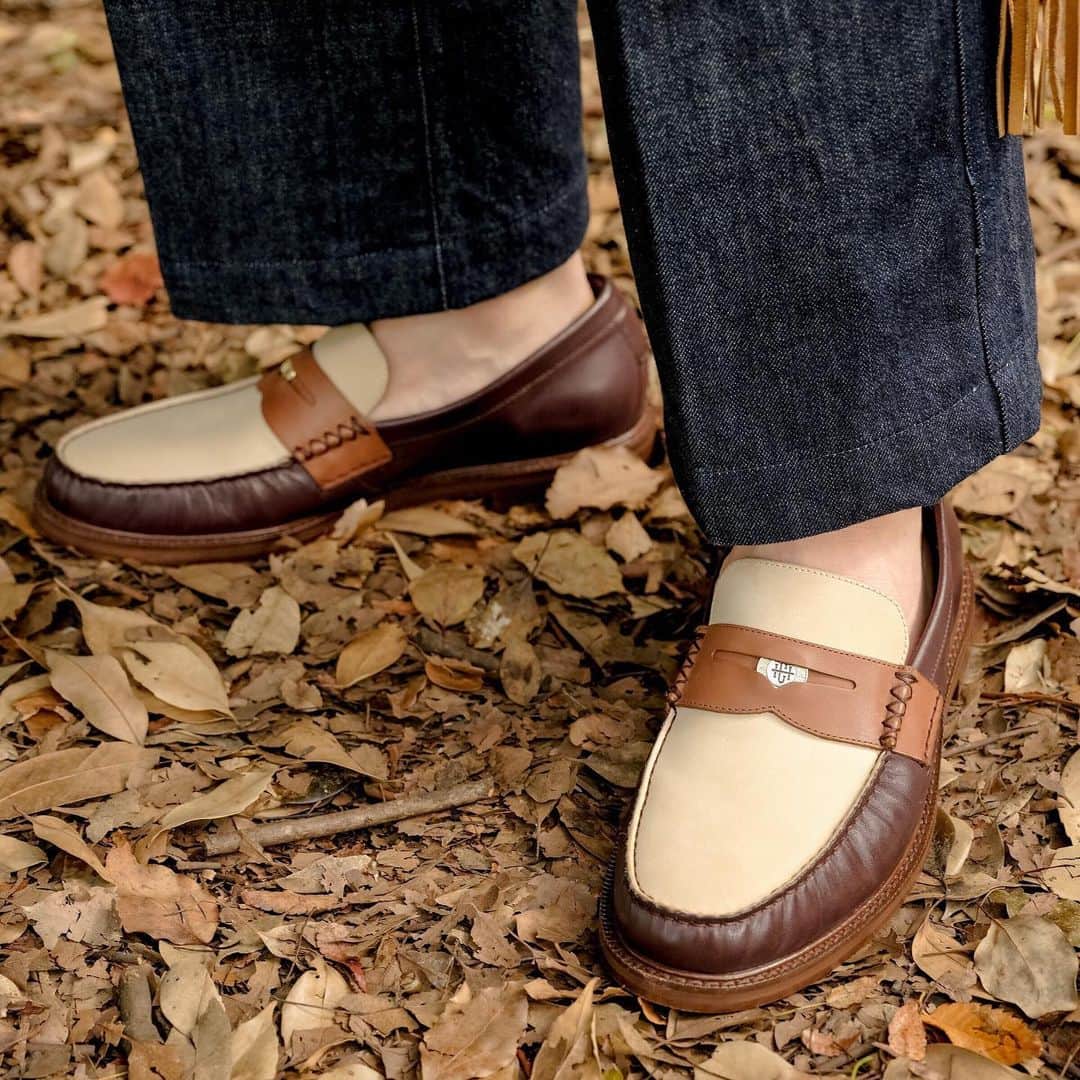 COLE HAAN JAPANさんのインスタグラム写真 - (COLE HAAN JAPANInstagram)「. AKIMOTO Inc. ディレクターとして 父である第五十八代横綱 千代の富士にまつわる 様々な企画や運営をメインに活動する秋元剛さん。  ファッションエディターや セレクトショップのディレクター、 ５つ星ホテルのアンバサダーなどマルチな経歴をもつ 彼のスタイルは個性が光る中にも親しみやすく クリーンでエレガントな印象が残ります。  そんな剛さんが選ばれたのは人気のペニーローファー。 スリーブに挟まれたコインと茶系の配色は クラシックながらも季節感とトレンドを感じさせます。  👞 アメリカンクラシックス ピンチ ペニーローファー ￥38,500-  @go_Akimoto  #ColeHaan #コールハーン #秋元剛 #2023FW #秋ファッション #秋冬ファッション #2023秋トレンド #ペニーローファー #アメリカンクラシックス」10月17日 10時14分 - colehaanjapan