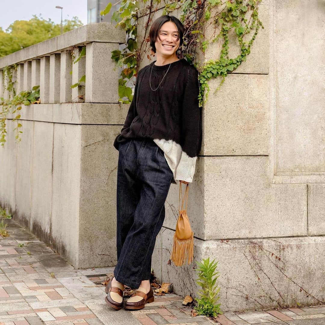COLE HAAN JAPANさんのインスタグラム写真 - (COLE HAAN JAPANInstagram)「. AKIMOTO Inc. ディレクターとして 父である第五十八代横綱 千代の富士にまつわる 様々な企画や運営をメインに活動する秋元剛さん。  ファッションエディターや セレクトショップのディレクター、 ５つ星ホテルのアンバサダーなどマルチな経歴をもつ 彼のスタイルは個性が光る中にも親しみやすく クリーンでエレガントな印象が残ります。  そんな剛さんが選ばれたのは人気のペニーローファー。 スリーブに挟まれたコインと茶系の配色は クラシックながらも季節感とトレンドを感じさせます。  👞 アメリカンクラシックス ピンチ ペニーローファー ￥38,500-  @go_Akimoto  #ColeHaan #コールハーン #秋元剛 #2023FW #秋ファッション #秋冬ファッション #2023秋トレンド #ペニーローファー #アメリカンクラシックス」10月17日 10時14分 - colehaanjapan