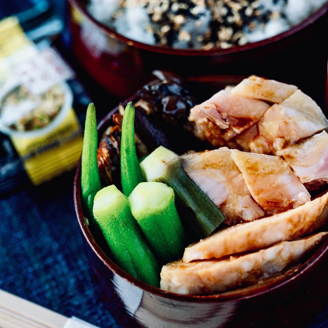 武井義明さんのインスタグラム写真 - (武井義明Instagram)「Today’s bento.  鶏むねと鶏ももはどちらも低温調理。塩麹で下味、仕上げに醤油。黒く見えるおかずは、いろんなきのこの炒め物です。ごはんはおかかと海苔で三層のサンドイッチに。弁当箱は静岡・井川の「めんぱ」です。子供の頃から家にあったのでかなり古いものだと思う。  #leica_photos #leicaphoto #leicaphotography #leicasl #leicasl601 #foodphotography #foodphotographyandstyling #bento #lunchbox」10月17日 10時19分 - bebechef