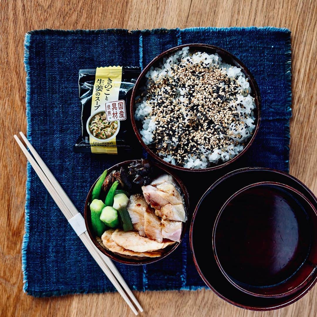 武井義明のインスタグラム：「Today’s bento.  鶏むねと鶏ももはどちらも低温調理。塩麹で下味、仕上げに醤油。黒く見えるおかずは、いろんなきのこの炒め物です。ごはんはおかかと海苔で三層のサンドイッチに。弁当箱は静岡・井川の「めんぱ」です。子供の頃から家にあったのでかなり古いものだと思う。  #leica_photos #leicaphoto #leicaphotography #leicasl #leicasl601 #foodphotography #foodphotographyandstyling #bento #lunchbox」