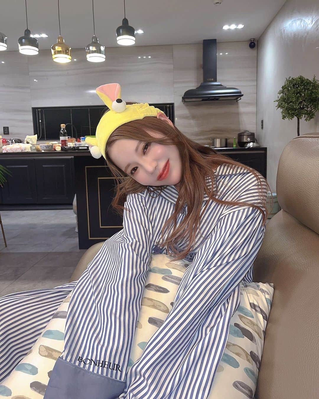 林田沙綾のインスタグラム：「このヘアバンドは なんの生き物なんだろ？ 名前をつけるなら？  ルームウェアは @miss_me_by_chaling の ホテルコラボの🤍🤍🤍  #girlorlady #abema」