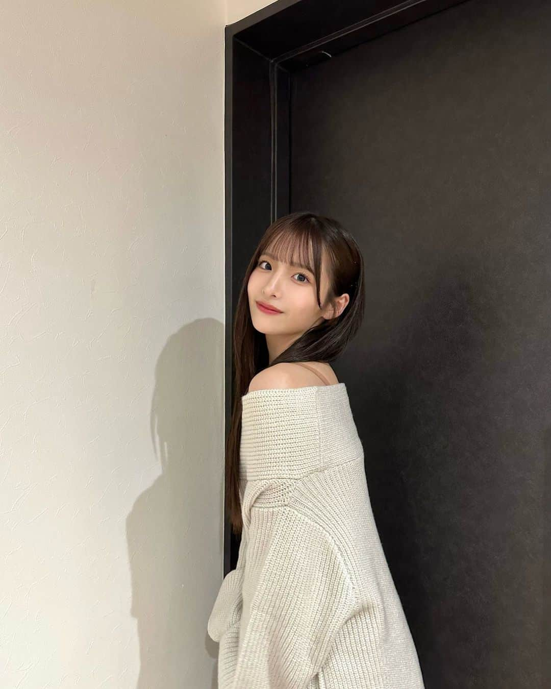 平田侑希のインスタグラム：「. プチプラコーデ👗 オフショルのニットワンピ可愛すぎる🦙🤍」