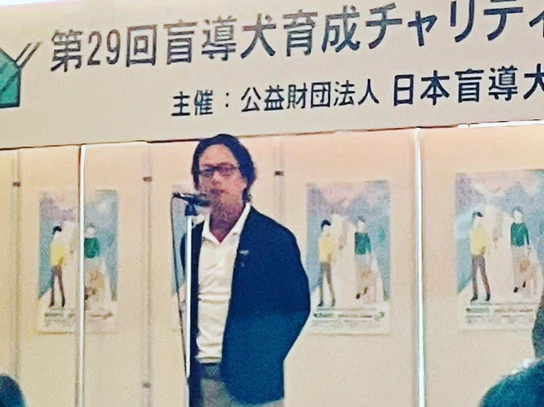 椎名桔平のインスタグラム：「#日本盲導犬協会 #多和田悟 秋晴れ、雲一つない晴天の中、 総勢150名のチャリティーゴルフコンペに参加してきました。 映画クイールからのお付き合い。 早いもので、もう20年が経ちますね。^_^」