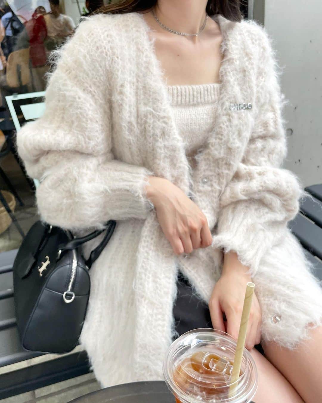 WHO’S WHO Chicoのインスタグラム：「. 【RECOMMEND ITEM】 ブローチ付きシャギーモヘアルーズカーディガン price : ¥8,800(tax in) color : アイボリー、ブルー、グレー、チャコールグレー .  #Chico #チコ #SalonbyChico  #2023AW #23AW #ニットカーディガン #ルーズカーディガン  ※商品ページでは、遅延などの影響も考え納期を少し先に設定させていただいております。 予約商品は商品ページにて記載している納期より早いお届けになる場合がございますので予めご了承くださいませ。」