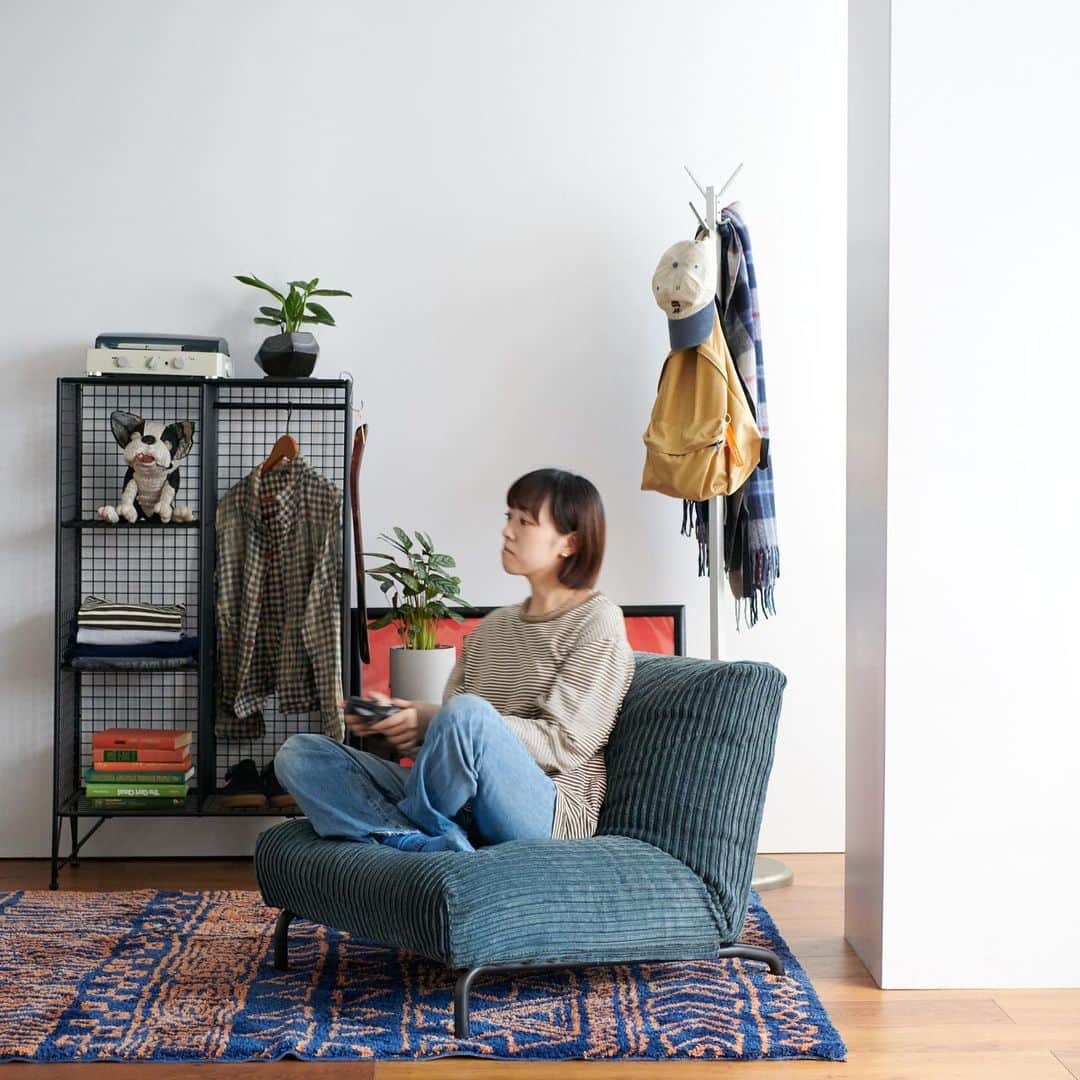 journal standard Furnitureさんのインスタグラム写真 - (journal standard FurnitureInstagram)「⁡ - Cozy at small space. - ⁡ コンパクトなお部屋にもお気に入りを詰め込んで。 ⁡ 限られたスペースでも、快適な空間をつくれば いつの間にかいつもそこにいる、あなたの心地よい場所に。 ⁡ 【 RODEZ CHAIR 】 2008年に発売したブランドを代表する、カバーリングソファ。 あえて座面を低くしてゆったりと座れるようなディティールに、「着替えられる椅子。」お洋服のように着せ替えることができます。 ⁡ コンパクトなサイズは1人暮らしの方にもぴったり。 将来大きな家にお引っ越ししても、連結用のベルクロが本体に1本付属しているので、脚を結束して、ソファのようにご使用いただくことができます。 ⁡ 18段階のリクライニング機能は好きな角度で態勢をキープするのにもってこい。 テレビ鑑賞やスマートフォンチェック、お昼寝などそれぞれのくつろぎ時間にフィットします。 ⁡ ---- ⁡ RODEZ CHAIR NUDE 2nd  ¥44,000 ※カバー別売り ⁡ ---- ⁡ #journalstandardfurniture #baycrews #interior #furniture #sofa  #livinginterior #sofadesign #livingroominterior  #interiordesign #rodezchair #sofa #rodez #parsonalchiar #parsonalsofa #reclining　#recliningsofa」10月17日 21時17分 - js_furniture
