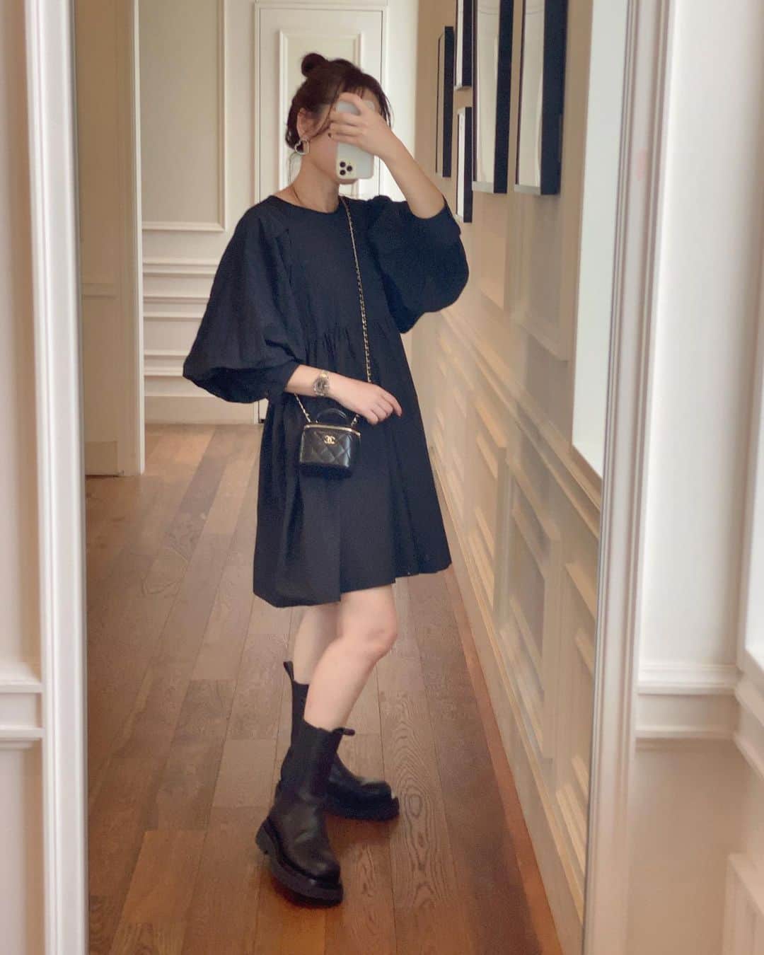 akiii031のインスタグラム：「🐈‍⬛🖤🖤🖤  one-piece @cen.___jp  earring @seadsmara  bag @chanelofficial  boots @newbottega」
