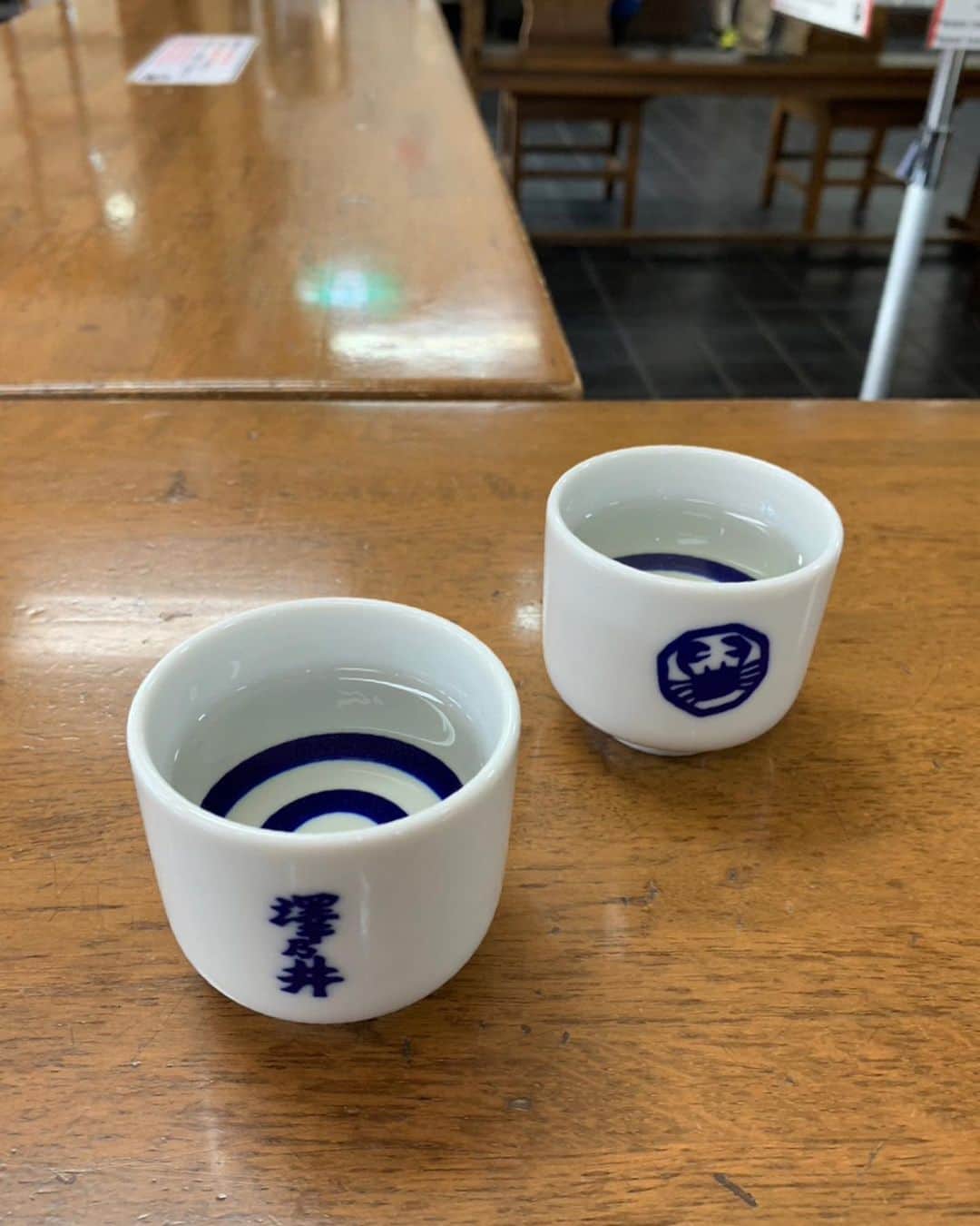 職人.comさんのインスタグラム写真 - (職人.comInstagram)「【東京のオアシス、奥多摩でお酒とおいしいもの】  都心から車または電車で1時間半ほどで行ける奥多摩には、東京とは思えない自然豊かな風景が広がっています。東京都北西部、多摩川上流に位置する奥多摩。登山やバーベキュー、鍾乳洞への観光など訪れる人々の目的はさまざまですが、東京出身の私は家族と「ちょっと気分転換をしたい」「自然のあるところへ出かけたい」というときの行き先として奥多摩を見つけ、それからちょこちょこ訪れるようになりました。奥多摩と聞いて私が思い浮かべるのは、「釜めし なかい」という釜めしのお店です。テレビなどにも出ている人気店のため、ご存じの方もいらっしゃるかもしれません。  お店は奥多摩の山奥、大丹波という地域にあり、車で向かう道中から窓の外に緑が広がります。料亭のような門をくぐると、こじんまりとして手入れの行き届いた庭園に立派な日本家屋が。この建物は、戦後すぐに建てられた2代目店主・宮野啓一さんの生まれ育った家なので、気分はまるで田舎のおばあちゃんの家を訪れたよう。囲炉裏や調度品、縁側などすべてが調和し畳敷きでくつろげる店内で、庭の四季折々の草木を眺めながら食事をとることができます。初代店主である父・洋一さんが修業した「鳩の巣釜めし」のスタイルを受け継ぎ、釜めし、水炊き、自家製の刺身こんにゃくのセットが定番です。おいしい釜めしが食べられるだけでなく、そこに鶏の水炊きという最高のおともが付いてくるのです。大丹波産の沢わさびや原木椎茸など、地元で採れた旬の野菜や山菜を使い、手作りで提供されています。  一品料理も豊富で、メニューを見ているだけでよだれが出てくるのですが、釜めしはきのこ釜めしに、そして、霜降り茸焼と焼き鳥、川魚の塩焼きなどを注文。優しい味付けで、きのこや野菜の素材そのものの味が生き生きと感じられて、エネルギーをもらえる味がしました。焼き鳥は、運ばれてきたときのその大きさに驚きます。噛むと皮はパリッとして香ばしく、身は弾力があり旨味があふれ、次回訪れた際もまた頼んでしまいそうです。秋の間は限定で栗釜めしが楽しめるそうで、そちらも魅力的ですね。  奥多摩にはほかにも立ち寄りスポットがたくさん。名水の地でもあり、綺麗な湧水や酒造が数多くあることでも知られています。JR奥多摩駅から歩いてすぐのクラフトビール醸造所「VERTERE（バテレ）」。こちらでは、テラス席もある古民家で自然の中でクラフトビールを楽しむことができます。種類が豊富で潔いパッケージデザインも素敵なので、お土産にもおすすめです。「清流ガーデン 澤乃井園」は、創業元禄15年の小澤酒造直営の休憩処。多摩川のほとりに広がる庭園にはテーブルがたくさんあり、園内の売店で澤乃井のお酒やおでん、酒まんじゅうなどを買って清流を眺めながら休憩ができる場所で、きき酒処や無料の酒造見学などもあります。散歩をしたり休憩するだけで気持ちがよく、奥多摩の自然を満喫できるのでつい毎回立ち寄ってしまいます。  これからの季節、奥多摩の山々も色づきはじめ、紅葉が綺麗なのではないかと思います。ドライブではもちろん、電車でもアクセスできる奥多摩。秋のお出かけに訪れてみてはいかがでしょうか？  釜めし なかい https://otaba-nakai.com/ VERTERE http://verterebrew.com/ 清流ガーデン 澤乃井園 http://www.sawanoi-sake.com/service/sawanoien  参考資料 https://www.instagram.com/kamameshi_nakai/ https://chuosuki.jp/5148/ https://discoverjapan-web.com/article/2413 https://craftbeerhunt.net/brewery/vertere  @shokunincom  #職人ドットコム #京都市 #上京区 #中京区 #西陣 #キッチン用品 #調理道具 #調理器具 #料理道具 #台所道具 #民芸 #民藝 #器のある暮らし #焼き物 #生活工芸 #釜めしなかい #釜飯なかい #VERTERE #清流ガーデン #澤乃井園 #清流ガーデン澤乃井園 #奥多摩 #奥多摩グルメ #奥多摩の景色 #奥多摩川 #多摩 #バテレ #バテレクラフトビール #JR奥多摩駅 #奥多摩駅」10月17日 21時17分 - shokunincom