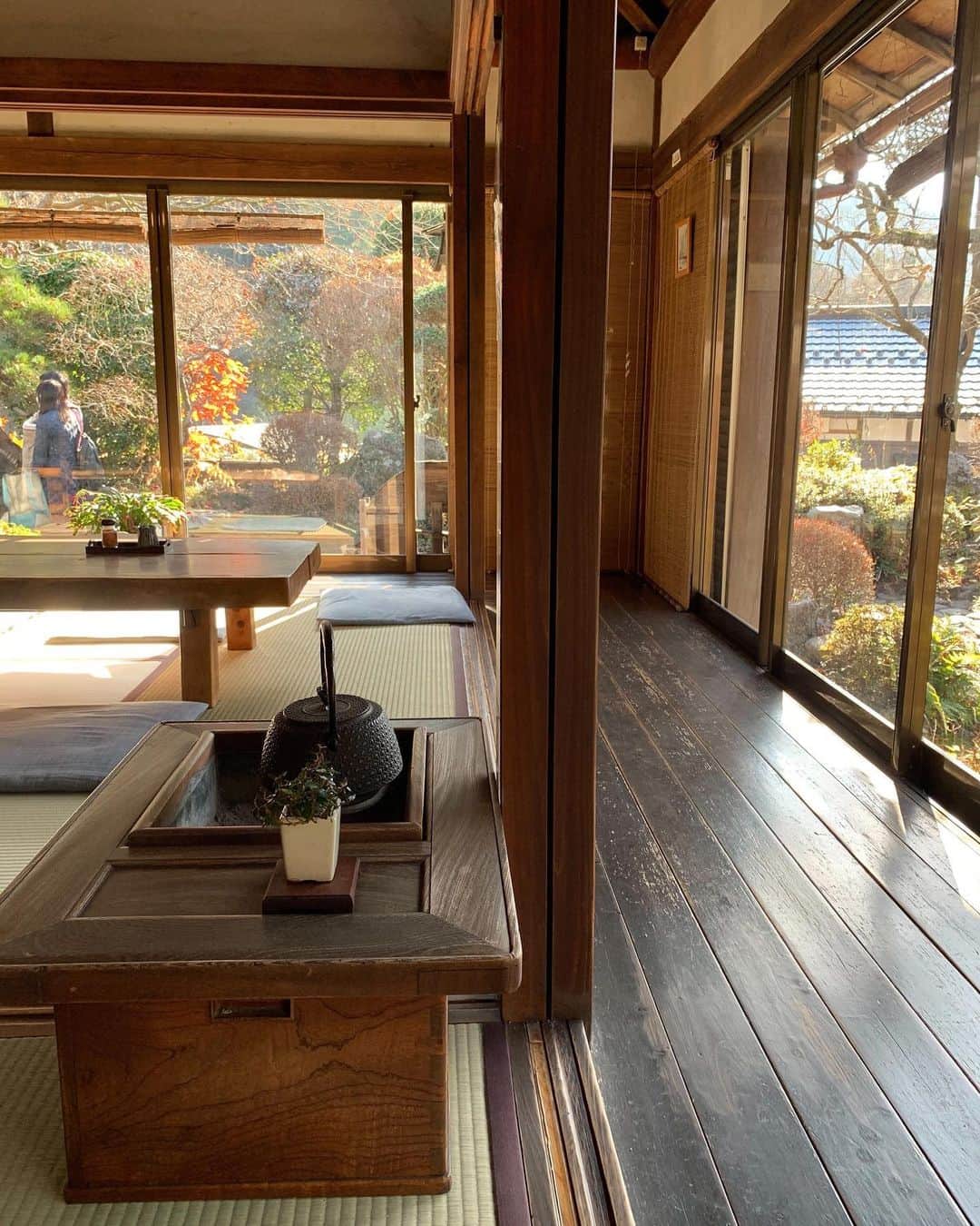 職人.comさんのインスタグラム写真 - (職人.comInstagram)「【東京のオアシス、奥多摩でお酒とおいしいもの】  都心から車または電車で1時間半ほどで行ける奥多摩には、東京とは思えない自然豊かな風景が広がっています。東京都北西部、多摩川上流に位置する奥多摩。登山やバーベキュー、鍾乳洞への観光など訪れる人々の目的はさまざまですが、東京出身の私は家族と「ちょっと気分転換をしたい」「自然のあるところへ出かけたい」というときの行き先として奥多摩を見つけ、それからちょこちょこ訪れるようになりました。奥多摩と聞いて私が思い浮かべるのは、「釜めし なかい」という釜めしのお店です。テレビなどにも出ている人気店のため、ご存じの方もいらっしゃるかもしれません。  お店は奥多摩の山奥、大丹波という地域にあり、車で向かう道中から窓の外に緑が広がります。料亭のような門をくぐると、こじんまりとして手入れの行き届いた庭園に立派な日本家屋が。この建物は、戦後すぐに建てられた2代目店主・宮野啓一さんの生まれ育った家なので、気分はまるで田舎のおばあちゃんの家を訪れたよう。囲炉裏や調度品、縁側などすべてが調和し畳敷きでくつろげる店内で、庭の四季折々の草木を眺めながら食事をとることができます。初代店主である父・洋一さんが修業した「鳩の巣釜めし」のスタイルを受け継ぎ、釜めし、水炊き、自家製の刺身こんにゃくのセットが定番です。おいしい釜めしが食べられるだけでなく、そこに鶏の水炊きという最高のおともが付いてくるのです。大丹波産の沢わさびや原木椎茸など、地元で採れた旬の野菜や山菜を使い、手作りで提供されています。  一品料理も豊富で、メニューを見ているだけでよだれが出てくるのですが、釜めしはきのこ釜めしに、そして、霜降り茸焼と焼き鳥、川魚の塩焼きなどを注文。優しい味付けで、きのこや野菜の素材そのものの味が生き生きと感じられて、エネルギーをもらえる味がしました。焼き鳥は、運ばれてきたときのその大きさに驚きます。噛むと皮はパリッとして香ばしく、身は弾力があり旨味があふれ、次回訪れた際もまた頼んでしまいそうです。秋の間は限定で栗釜めしが楽しめるそうで、そちらも魅力的ですね。  奥多摩にはほかにも立ち寄りスポットがたくさん。名水の地でもあり、綺麗な湧水や酒造が数多くあることでも知られています。JR奥多摩駅から歩いてすぐのクラフトビール醸造所「VERTERE（バテレ）」。こちらでは、テラス席もある古民家で自然の中でクラフトビールを楽しむことができます。種類が豊富で潔いパッケージデザインも素敵なので、お土産にもおすすめです。「清流ガーデン 澤乃井園」は、創業元禄15年の小澤酒造直営の休憩処。多摩川のほとりに広がる庭園にはテーブルがたくさんあり、園内の売店で澤乃井のお酒やおでん、酒まんじゅうなどを買って清流を眺めながら休憩ができる場所で、きき酒処や無料の酒造見学などもあります。散歩をしたり休憩するだけで気持ちがよく、奥多摩の自然を満喫できるのでつい毎回立ち寄ってしまいます。  これからの季節、奥多摩の山々も色づきはじめ、紅葉が綺麗なのではないかと思います。ドライブではもちろん、電車でもアクセスできる奥多摩。秋のお出かけに訪れてみてはいかがでしょうか？  釜めし なかい https://otaba-nakai.com/ VERTERE http://verterebrew.com/ 清流ガーデン 澤乃井園 http://www.sawanoi-sake.com/service/sawanoien  参考資料 https://www.instagram.com/kamameshi_nakai/ https://chuosuki.jp/5148/ https://discoverjapan-web.com/article/2413 https://craftbeerhunt.net/brewery/vertere  @shokunincom  #職人ドットコム #京都市 #上京区 #中京区 #西陣 #キッチン用品 #調理道具 #調理器具 #料理道具 #台所道具 #民芸 #民藝 #器のある暮らし #焼き物 #生活工芸 #釜めしなかい #釜飯なかい #VERTERE #清流ガーデン #澤乃井園 #清流ガーデン澤乃井園 #奥多摩 #奥多摩グルメ #奥多摩の景色 #奥多摩川 #多摩 #バテレ #バテレクラフトビール #JR奥多摩駅 #奥多摩駅」10月17日 21時17分 - shokunincom