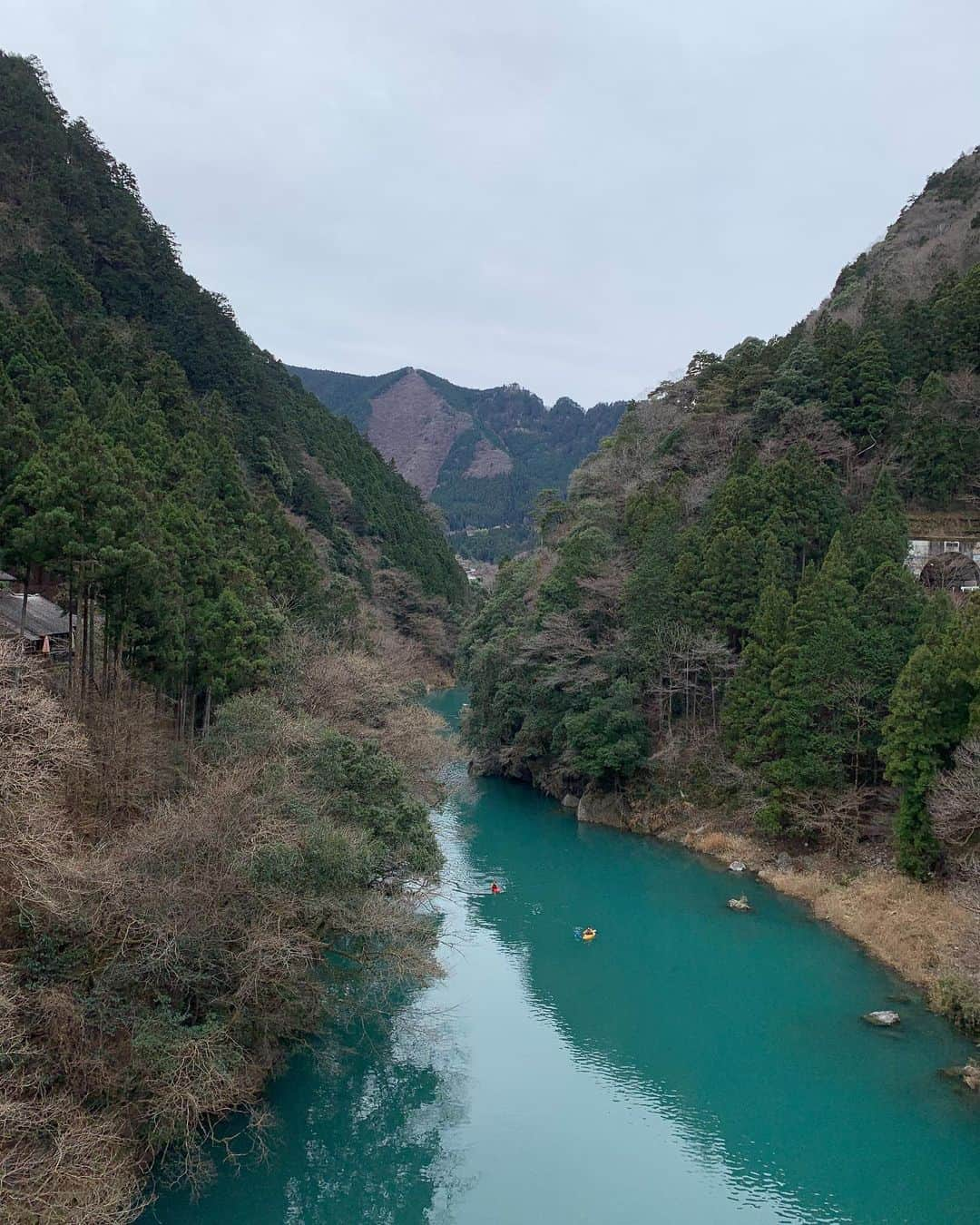 職人.comさんのインスタグラム写真 - (職人.comInstagram)「【東京のオアシス、奥多摩でお酒とおいしいもの】  都心から車または電車で1時間半ほどで行ける奥多摩には、東京とは思えない自然豊かな風景が広がっています。東京都北西部、多摩川上流に位置する奥多摩。登山やバーベキュー、鍾乳洞への観光など訪れる人々の目的はさまざまですが、東京出身の私は家族と「ちょっと気分転換をしたい」「自然のあるところへ出かけたい」というときの行き先として奥多摩を見つけ、それからちょこちょこ訪れるようになりました。奥多摩と聞いて私が思い浮かべるのは、「釜めし なかい」という釜めしのお店です。テレビなどにも出ている人気店のため、ご存じの方もいらっしゃるかもしれません。  お店は奥多摩の山奥、大丹波という地域にあり、車で向かう道中から窓の外に緑が広がります。料亭のような門をくぐると、こじんまりとして手入れの行き届いた庭園に立派な日本家屋が。この建物は、戦後すぐに建てられた2代目店主・宮野啓一さんの生まれ育った家なので、気分はまるで田舎のおばあちゃんの家を訪れたよう。囲炉裏や調度品、縁側などすべてが調和し畳敷きでくつろげる店内で、庭の四季折々の草木を眺めながら食事をとることができます。初代店主である父・洋一さんが修業した「鳩の巣釜めし」のスタイルを受け継ぎ、釜めし、水炊き、自家製の刺身こんにゃくのセットが定番です。おいしい釜めしが食べられるだけでなく、そこに鶏の水炊きという最高のおともが付いてくるのです。大丹波産の沢わさびや原木椎茸など、地元で採れた旬の野菜や山菜を使い、手作りで提供されています。  一品料理も豊富で、メニューを見ているだけでよだれが出てくるのですが、釜めしはきのこ釜めしに、そして、霜降り茸焼と焼き鳥、川魚の塩焼きなどを注文。優しい味付けで、きのこや野菜の素材そのものの味が生き生きと感じられて、エネルギーをもらえる味がしました。焼き鳥は、運ばれてきたときのその大きさに驚きます。噛むと皮はパリッとして香ばしく、身は弾力があり旨味があふれ、次回訪れた際もまた頼んでしまいそうです。秋の間は限定で栗釜めしが楽しめるそうで、そちらも魅力的ですね。  奥多摩にはほかにも立ち寄りスポットがたくさん。名水の地でもあり、綺麗な湧水や酒造が数多くあることでも知られています。JR奥多摩駅から歩いてすぐのクラフトビール醸造所「VERTERE（バテレ）」。こちらでは、テラス席もある古民家で自然の中でクラフトビールを楽しむことができます。種類が豊富で潔いパッケージデザインも素敵なので、お土産にもおすすめです。「清流ガーデン 澤乃井園」は、創業元禄15年の小澤酒造直営の休憩処。多摩川のほとりに広がる庭園にはテーブルがたくさんあり、園内の売店で澤乃井のお酒やおでん、酒まんじゅうなどを買って清流を眺めながら休憩ができる場所で、きき酒処や無料の酒造見学などもあります。散歩をしたり休憩するだけで気持ちがよく、奥多摩の自然を満喫できるのでつい毎回立ち寄ってしまいます。  これからの季節、奥多摩の山々も色づきはじめ、紅葉が綺麗なのではないかと思います。ドライブではもちろん、電車でもアクセスできる奥多摩。秋のお出かけに訪れてみてはいかがでしょうか？  釜めし なかい https://otaba-nakai.com/ VERTERE http://verterebrew.com/ 清流ガーデン 澤乃井園 http://www.sawanoi-sake.com/service/sawanoien  参考資料 https://www.instagram.com/kamameshi_nakai/ https://chuosuki.jp/5148/ https://discoverjapan-web.com/article/2413 https://craftbeerhunt.net/brewery/vertere  @shokunincom  #職人ドットコム #京都市 #上京区 #中京区 #西陣 #キッチン用品 #調理道具 #調理器具 #料理道具 #台所道具 #民芸 #民藝 #器のある暮らし #焼き物 #生活工芸 #釜めしなかい #釜飯なかい #VERTERE #清流ガーデン #澤乃井園 #清流ガーデン澤乃井園 #奥多摩 #奥多摩グルメ #奥多摩の景色 #奥多摩川 #多摩 #バテレ #バテレクラフトビール #JR奥多摩駅 #奥多摩駅」10月17日 21時17分 - shokunincom