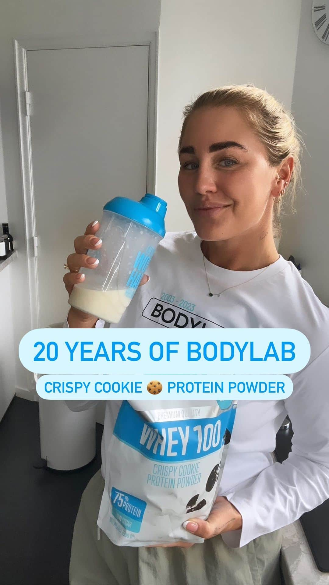 ヤネッテ・オッテセンのインスタグラム：「🩵 20 YEARS OF SATISFACTION 🩵  Nostalgia ‘03 Edition Whey 100 Crispy Cookie  er nu på gaden venner 🍪  @bodylab har genskabt en gammel kending, som du måske husker, og hvis ikke, så gør dig selv en tjeneste og prøv den nu! 🤤😉  Den er dejlig cremet og FULD af protein, som resten af Whey 100-familien ⭐️  Kæmpe tillykke med de 20 år @bodylab 🩵 Lad os tage 20 mere!🏆  #teambodylab」