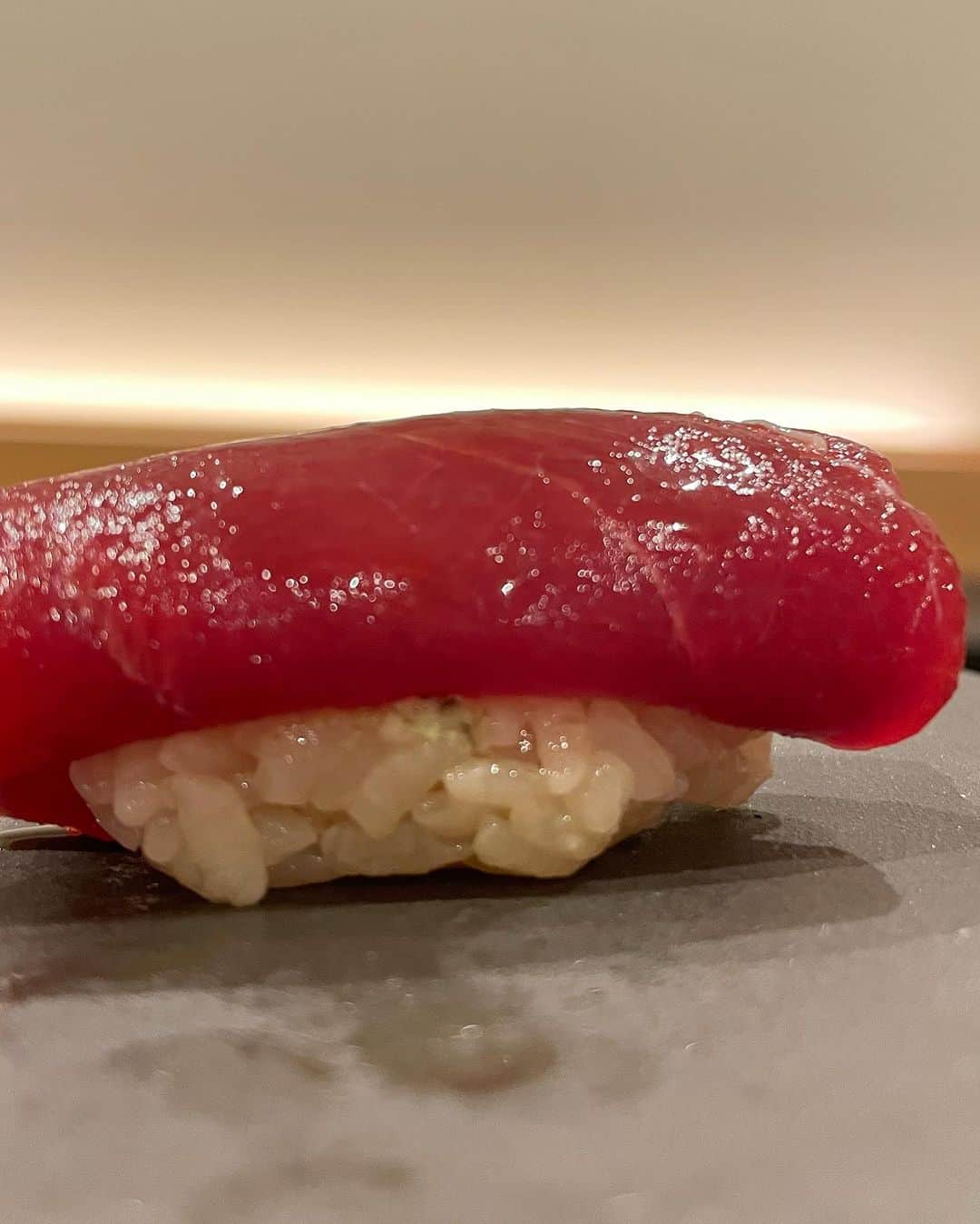 小川薫のインスタグラム：「【熟成鮨】 . たまたまですが天満界隈で食事をすることが最近は多いです！ふらっと立ち寄るところもあれば事前に予約をしていくお店もあります。ハシゴするのが楽しい町ですね笑  先日は美味しいと聞いていた「熟成鮨　和」 @jukusei_sushi_kazu  へ伺いました。  つまみから始まり 「海老芋の白味噌仕立て」 「朝しめた　明石の天然のひらめ」を塩と煎り酒で。 「かつお漬け　のりの佃煮のソース」  ここから熟成の肴を。 「2ヶ月熟成させた青森のまぐろ」 「こはだ」は二枚重ね。 一枚が13日熟成で、一枚当日しめたもの。 口の中でほどけました。 ほかにも3週間熟成させた「白甘鯛」 3週間熟成「天然の縞鯵」 2か月熟成の「まぐろ」など。 熟成鮨だけでなく1枚1500円の海苔も絶品。 鮨も熟成も奥が深いですね‼︎ . #熟成鮨　#熟成鮨和  #天満グルメ　 #sushiosaka  #sushi #agedsushi  #salondeclover  #サロンドクローバー #小川薫　 #料理研究家　#テーブルコーディネーター」
