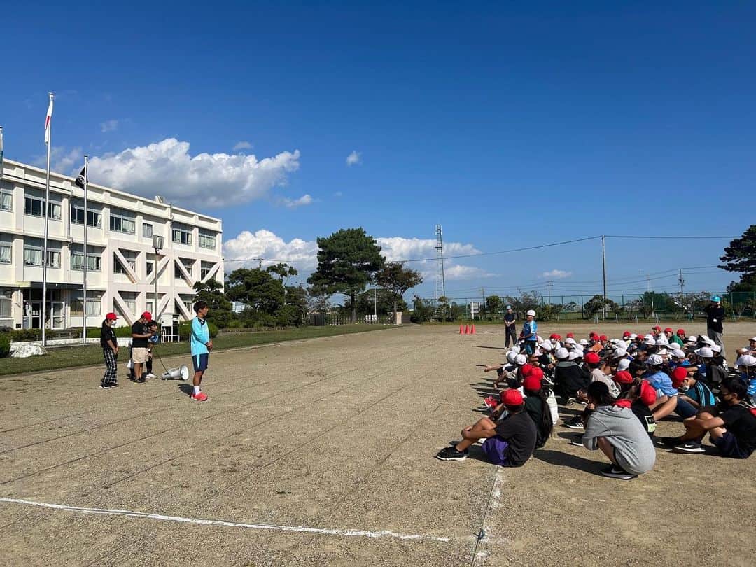 ジュビロ磐田さんのインスタグラム写真 - (ジュビロ磐田Instagram)「🏫#磐田市 小学校訪問レポート🏫  #金子翔太 選手は竜洋北小学校へ。 ロングキックコンテストでは、 児童たちの応援を受けながら難題に挑戦⚽🔥  #シャレン  @iwatacity_official  @sensyukai.jubilo」10月17日 19時46分 - jubiloiwata.official