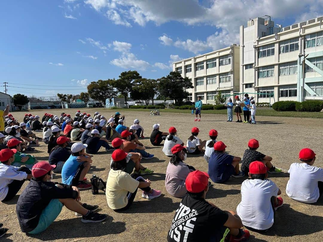 ジュビロ磐田さんのインスタグラム写真 - (ジュビロ磐田Instagram)「🏫#磐田市 小学校訪問レポート🏫  #金子翔太 選手は竜洋北小学校へ。 ロングキックコンテストでは、 児童たちの応援を受けながら難題に挑戦⚽🔥  #シャレン  @iwatacity_official  @sensyukai.jubilo」10月17日 19時46分 - jubiloiwata.official