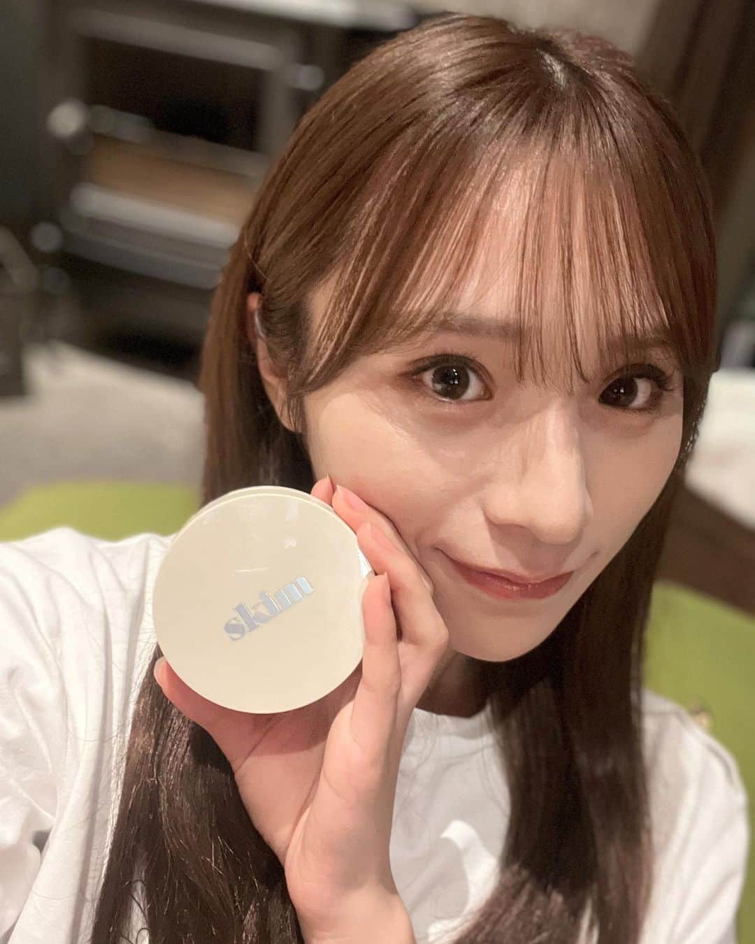 左伴彩佳さんのインスタグラム写真 - (左伴彩佳Instagram)「愛用中のクッションファンデ👶🏻  　 薄付きなのにカバー力もあって、ツヤんと見えるからよく使ってるよ✨ 　  美容成分も入っていて低刺激だから、敏感肌の方にも🙆🏻‍♀️  　  #skim #ルポクッションファンデーション #skim肌　#ナチュラルメイク　#クッションファンデ」10月17日 19時48分 - hidaaya_729