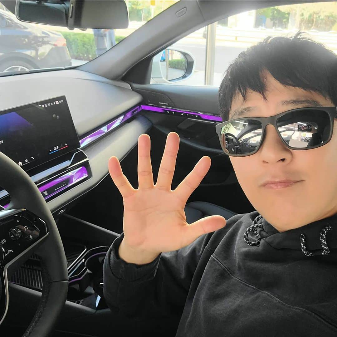 パク・クァンヒョンさんのインスタグラム写真 - (パク・クァンヒョンInstagram)「BMW THE 5... 신차는 언제나 설래임 신형 5시리즈 전작 대비 많은 변화가... 근데 난... 전작에 조금 더 점수를 주고 싶당 나만 그런가?? ㅎㅎ  #BMW #5시리즈 #코오롱모터스부천전시장 #박광현 #차올라」10月17日 19時48分 - gwangparty