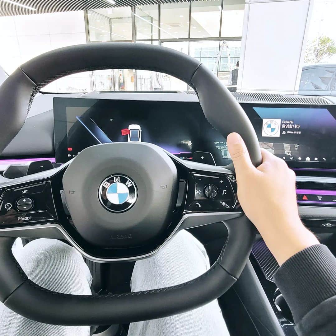 パク・クァンヒョンのインスタグラム：「BMW THE 5... 신차는 언제나 설래임 신형 5시리즈 전작 대비 많은 변화가... 근데 난... 전작에 조금 더 점수를 주고 싶당 나만 그런가?? ㅎㅎ  #BMW #5시리즈 #코오롱모터스부천전시장 #박광현 #차올라」