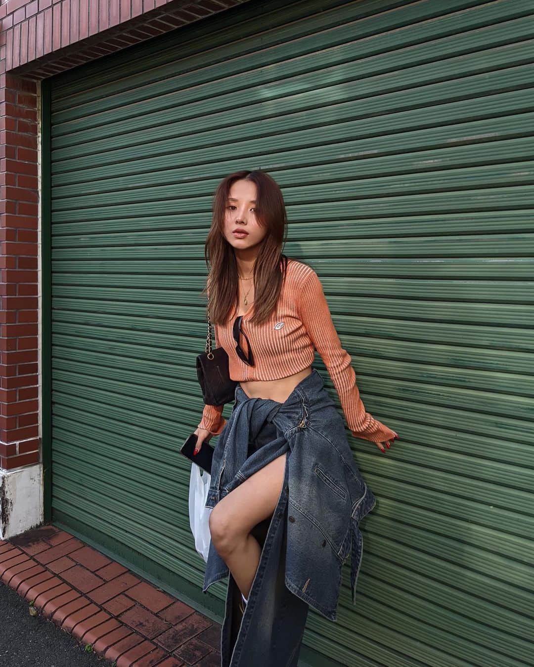 MIRAI TAKASHIMAのインスタグラム：「薄手トップスにGｼﾞｬﾝ丁度いいねぇ🫶 ボトムに腰巻きするのもスキ😍 スカート以外は発売中！ スカートは今月末です🩵 #aclent」