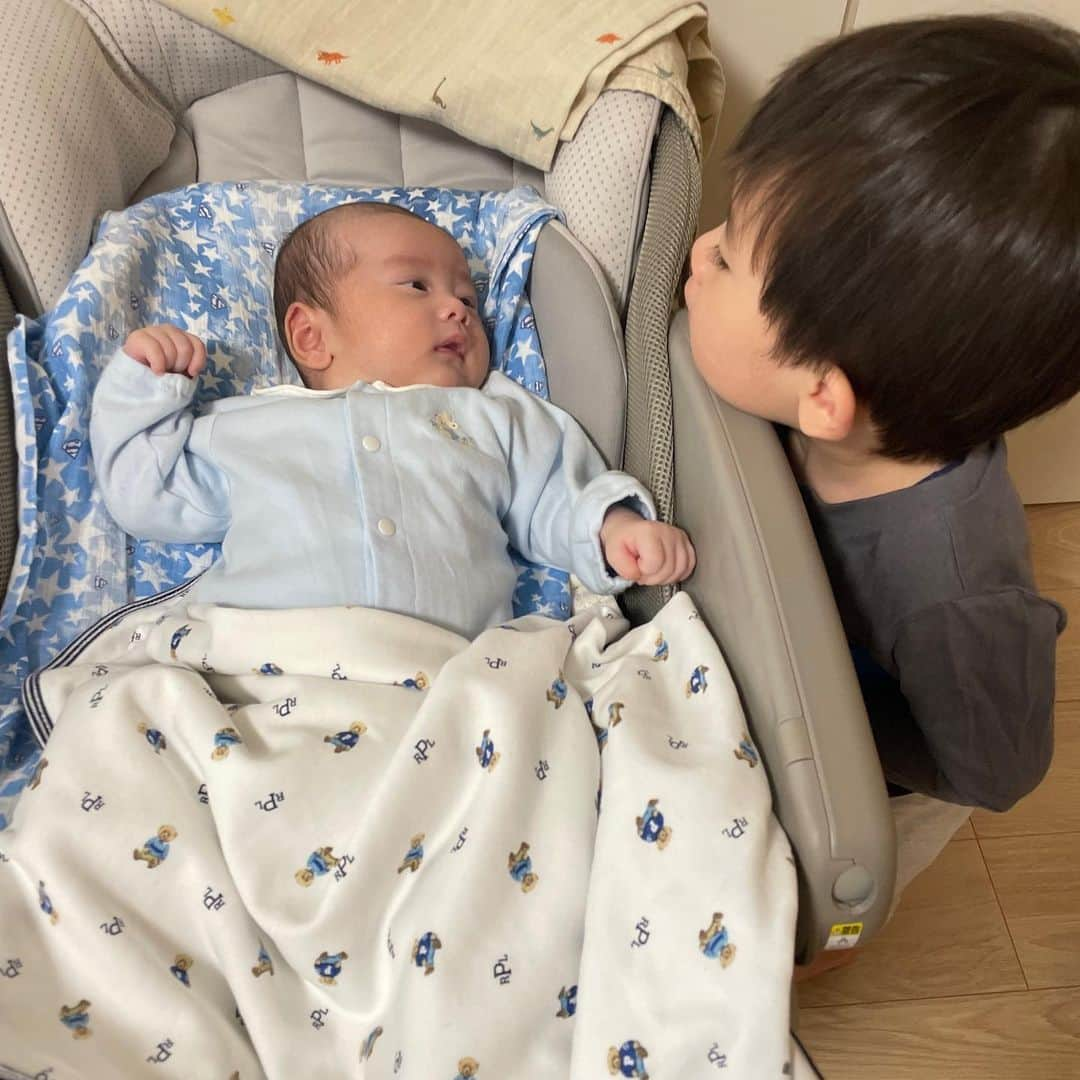 関口舞さんのインスタグラム写真 - (関口舞Instagram)「. 常に隣をキープしている👶🏻 ⁡ 保育園のお迎えもいつもはママ〜って来てくれるのに 最近は私よりも先に弟くんに˗ˏˋ ただいま  ˎˊ˗ ⁡ 1ヶ月と28日が経って初めて3人でお風呂に🛁 もっとママ〜っていうかと思ったら すっごくご機嫌で弟のお腹にお湯をかけてあげたり🥺 まだまだ目は離せないけど笑 ⁡ 出産前はあんなにママっ子だったのに いつのまにかお兄ちゃんになってて嬉しさと寂しさが🥲 ⁡ どんなふうに2人が遊んだりするのか楽しみ〜！ ⁡ ⁡ ⁡ ⁡ ⁡ ⁡ ⁡ ⁡ ⁡ ⁡ ⁡ ⁡ ⁡ ⁡ #ワンオペお風呂 #赤ちゃんとお風呂が楽しい #生後1ヶ月 #ゼクシィ𝖻𝖺𝖻𝗒 #赤ちゃん #兄弟ママ #男の子ママ #令和𝟧年ベビー #𝟪月生まれベビー #夏生まれベビー #令和3年ベビー #2歳児 #男の子ベビー #赤ちゃん写真 #子育て #ベビーフォト #𝟤歳差兄弟 #𝟤歳差育児 #𝟤歳差兄弟ママ #𝟢歳子育て #兄弟ママ #ママカメラ #𝗆𝗈𝗍𝗁𝖾𝗋𝗈𝖿𝟤 #𝗂𝗇𝗌𝗍𝖺𝗀𝗈𝗈𝖽 #babytime」10月17日 20時30分 - maai0427